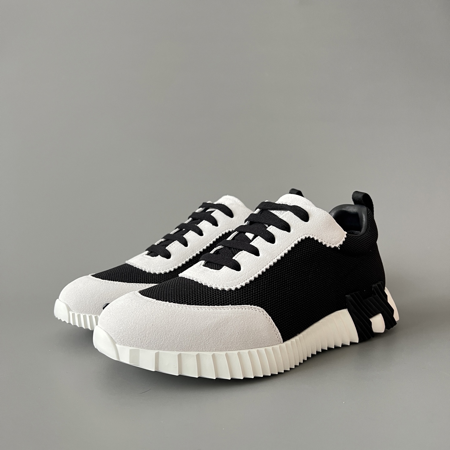 HERMES 爱马仕 Bouncing 网布 圆头系带 侧面字母嵌件 跑鞋 低帮 休闲鞋 波鞋 黑白  网面  H231764Z H02