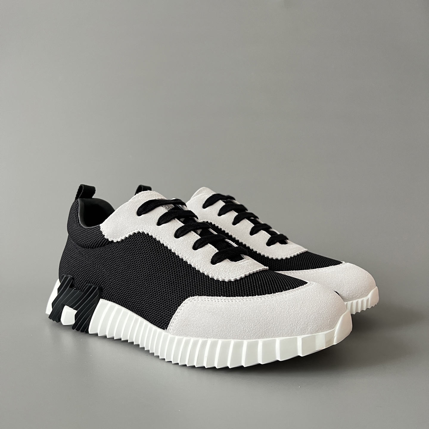 HERMES 爱马仕 Bouncing 网布 圆头系带 侧面字母嵌件 跑鞋 低帮 休闲鞋 波鞋 黑白  网面  H231764Z H02