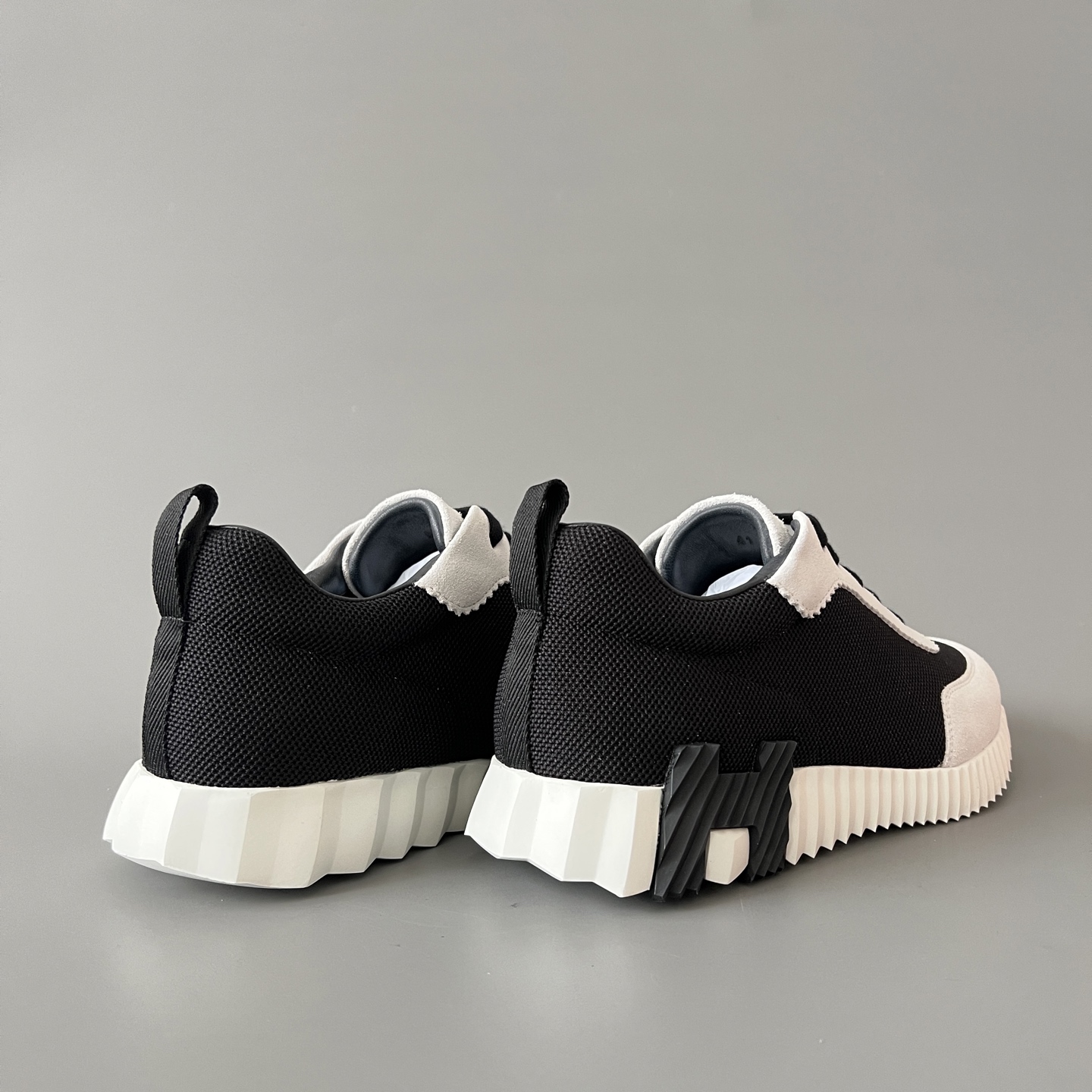 HERMES 爱马仕 Bouncing 网布 圆头系带 侧面字母嵌件 跑鞋 低帮 休闲鞋 波鞋 黑白  网面  H231764Z H02