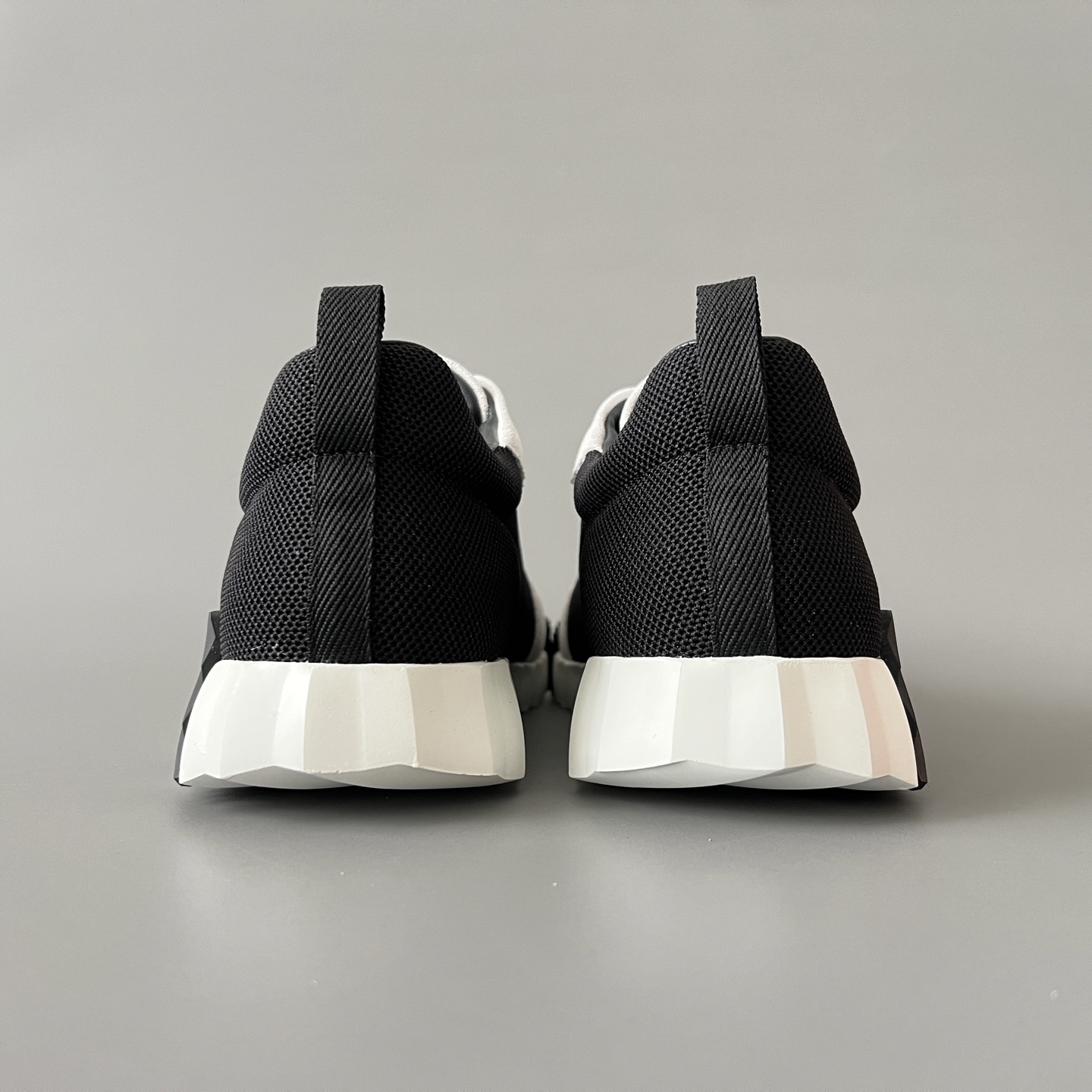 HERMES 爱马仕 Bouncing 网布 圆头系带 侧面字母嵌件 跑鞋 低帮 休闲鞋 波鞋 黑白  网面  H231764Z H02