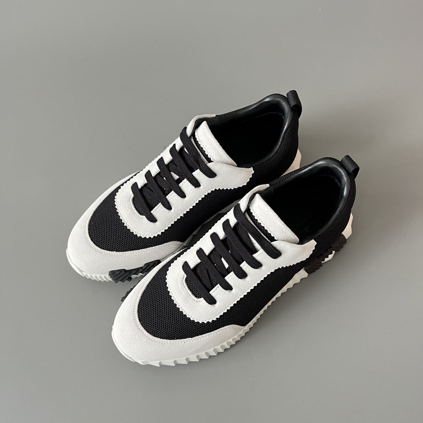 HERMES 爱马仕 Bouncing 网布 圆头系带 侧面字母嵌件 跑鞋 低帮 休闲鞋 波鞋 黑白  网面  H231764Z H02