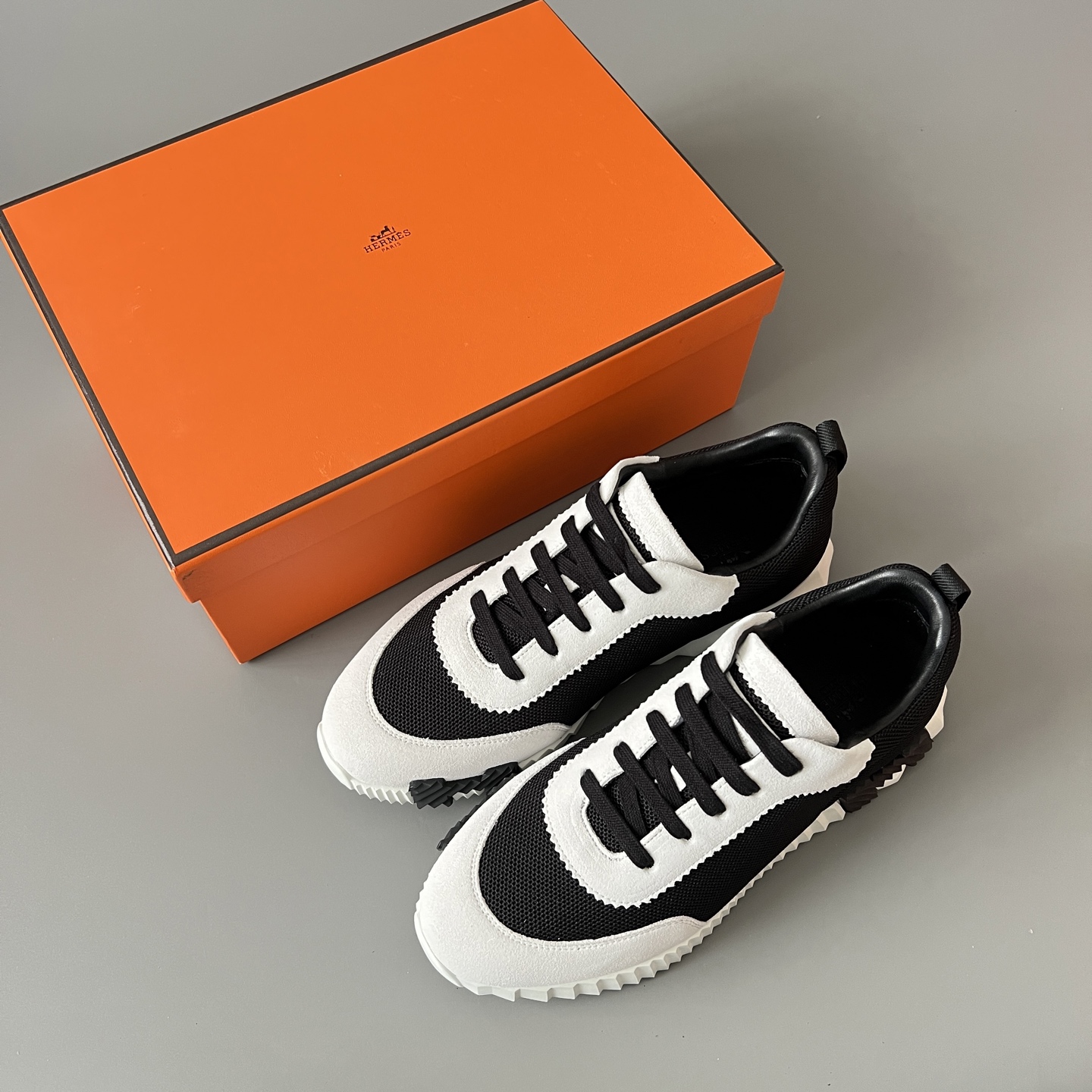 HERMES 爱马仕 Bouncing 网布 圆头系带 侧面字母嵌件 跑鞋 低帮 休闲鞋 波鞋 黑白  网面  H231764Z H02