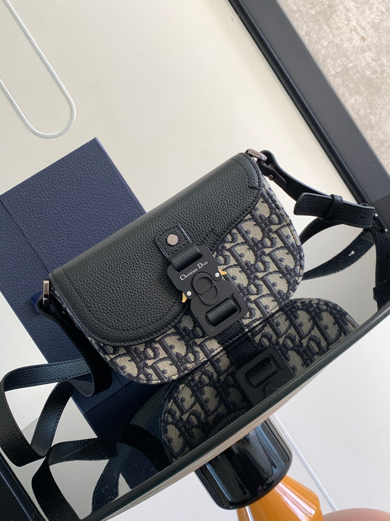  Dior 迪奥 Hit the Road 可调节 肩带 科  手拿包 斜挎包 单肩包  相机包 迷你 黑色 2ADCA435YKS-H27E