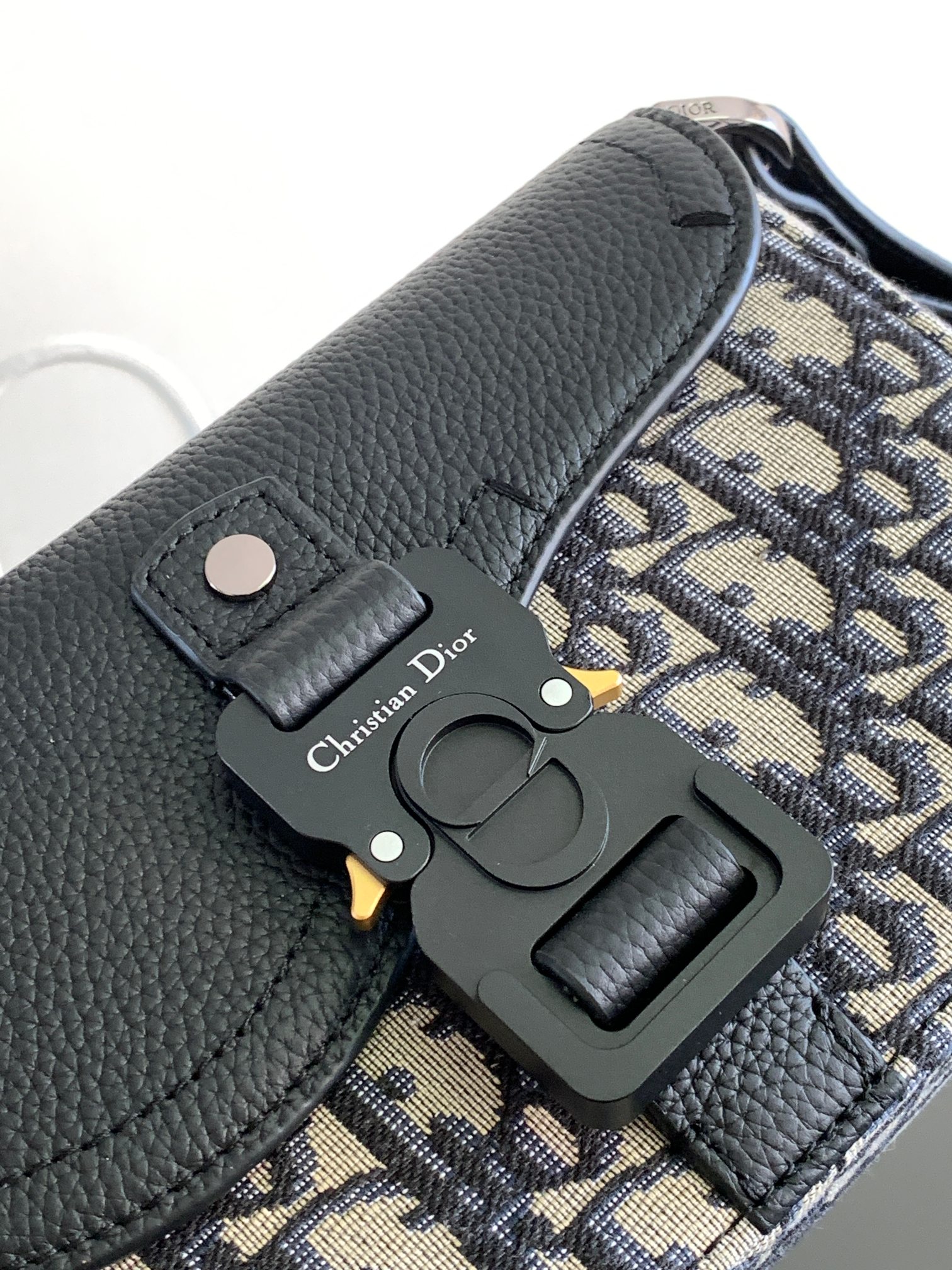  Dior 迪奥 Hit the Road 可调节 肩带 科  手拿包 斜挎包 单肩包  相机包 迷你 黑色 2ADCA435YKS-H27E