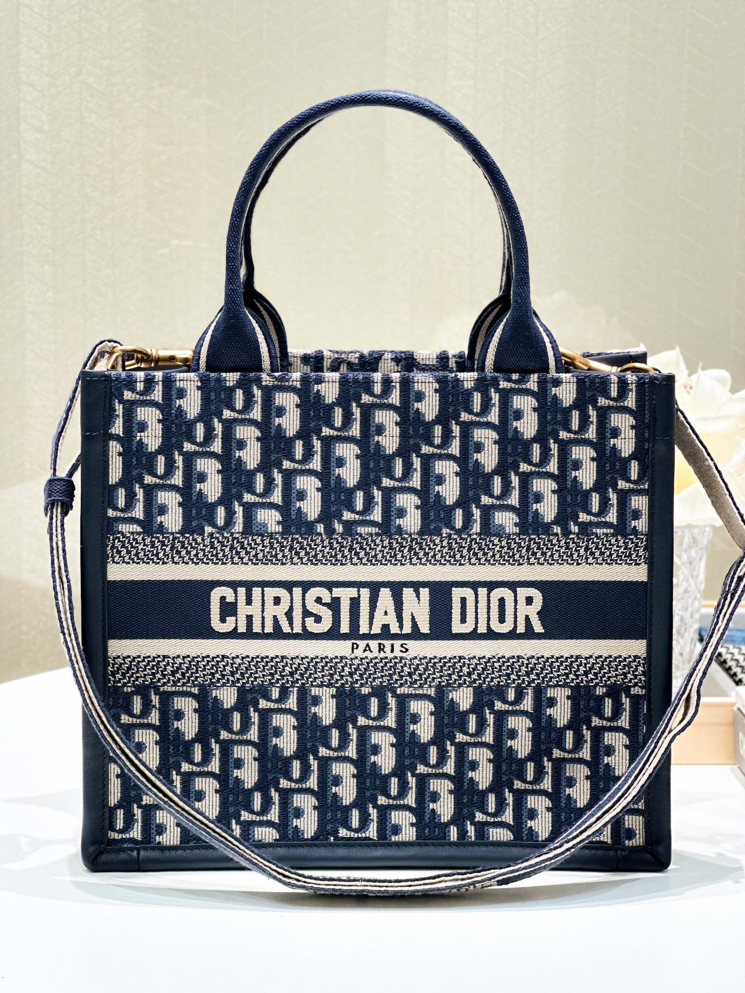 DIOR 迪奥 BookTote 可调节可拆卸肩带 刺绣拼牛皮革 托特包Tote包购物袋单肩斜挎手提包 小号 女款 蓝色 蓝色 M1325CZBB-M928