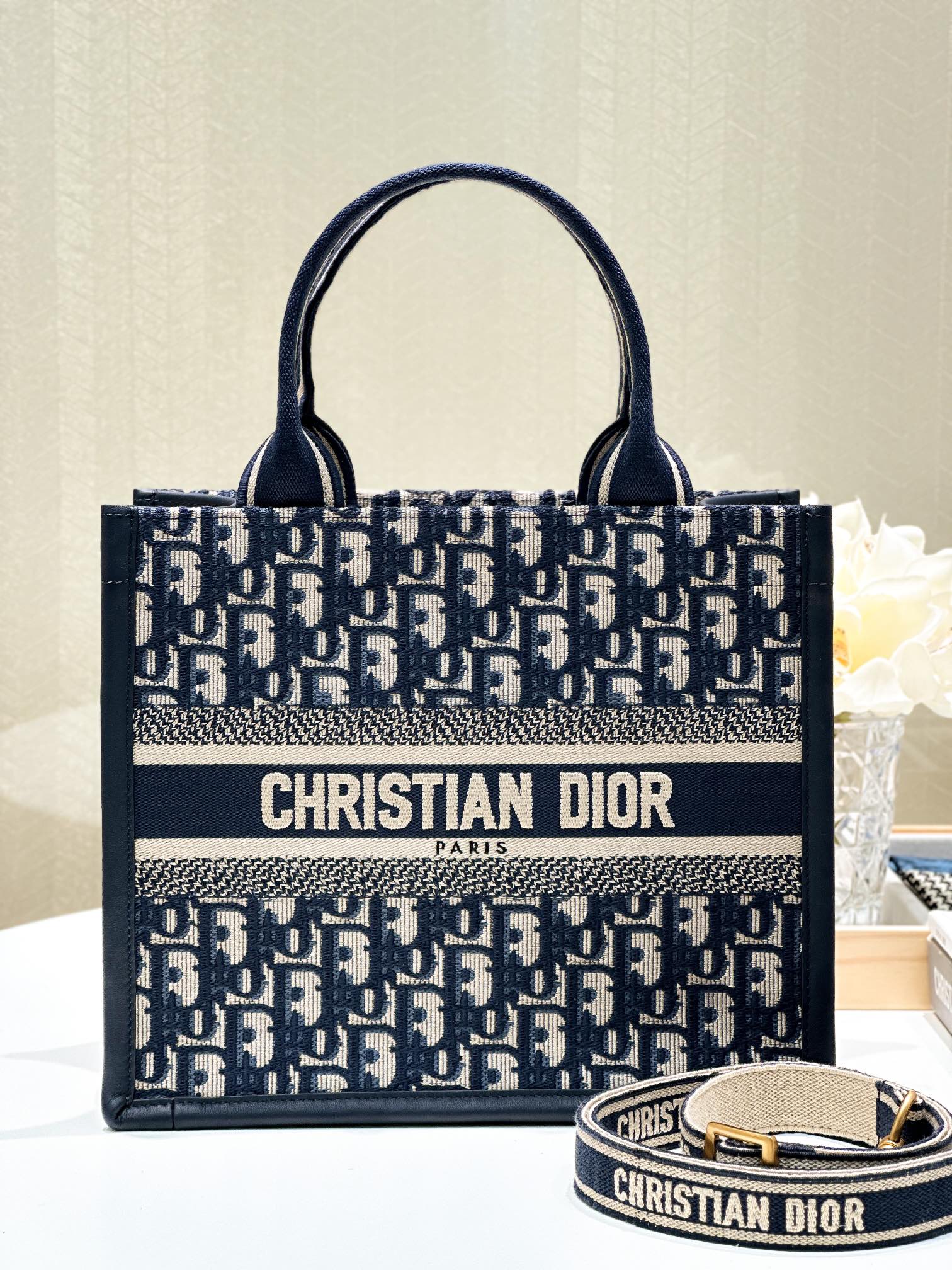 DIOR 迪奥 BookTote 可调节可拆卸肩带 刺绣拼牛皮革 托特包Tote包购物袋单肩斜挎手提包 小号 女款 蓝色 蓝色 M1325CZBB-M928