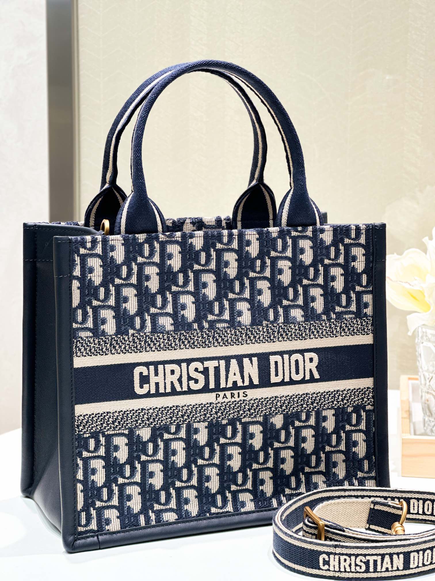 DIOR 迪奥 BookTote 可调节可拆卸肩带 刺绣拼牛皮革 托特包Tote包购物袋单肩斜挎手提包 小号 女款 蓝色 蓝色 M1325CZBB-M928