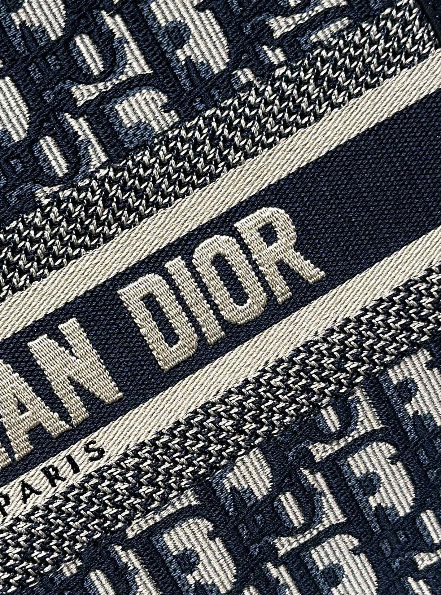 DIOR 迪奥 BookTote 可调节可拆卸肩带 刺绣拼牛皮革 托特包Tote包购物袋单肩斜挎手提包 小号 女款 蓝色 蓝色 M1325CZBB-M928