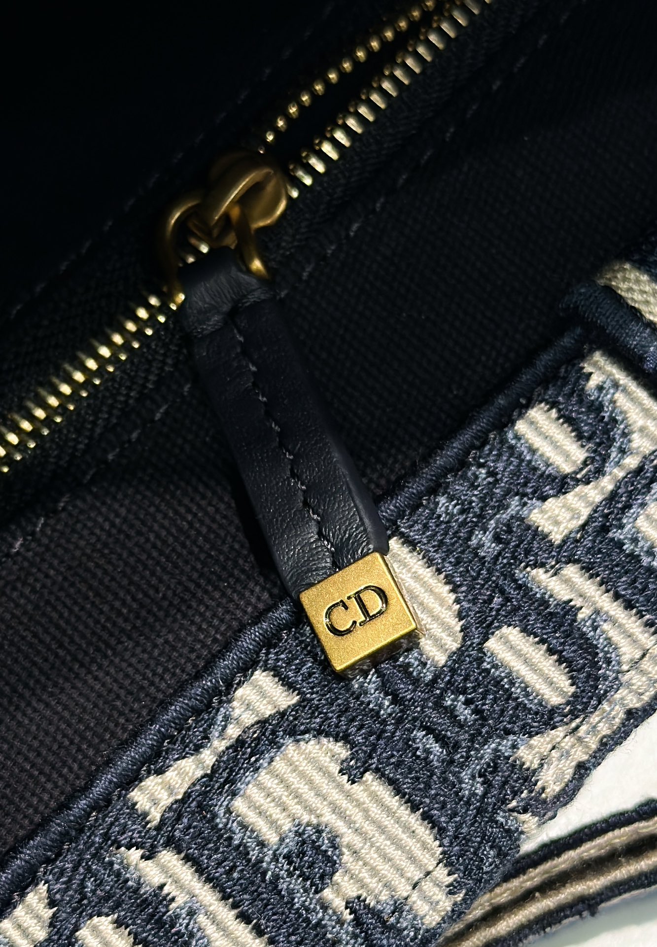 DIOR 迪奥 BookTote 可调节可拆卸肩带 刺绣拼牛皮革 托特包Tote包购物袋单肩斜挎手提包 小号 女款 蓝色 蓝色 M1325CZBB-M928