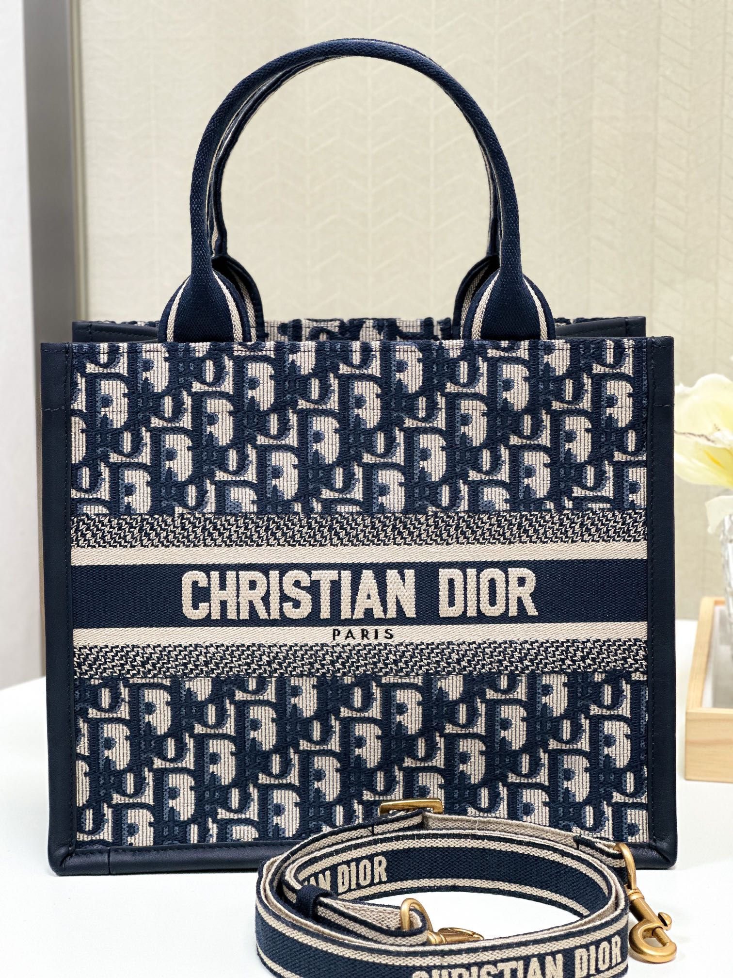 DIOR 迪奥 BookTote 可调节可拆卸肩带 刺绣拼牛皮革 托特包Tote包购物袋单肩斜挎手提包 小号 女款 蓝色 蓝色 M1325CZBB-M928
