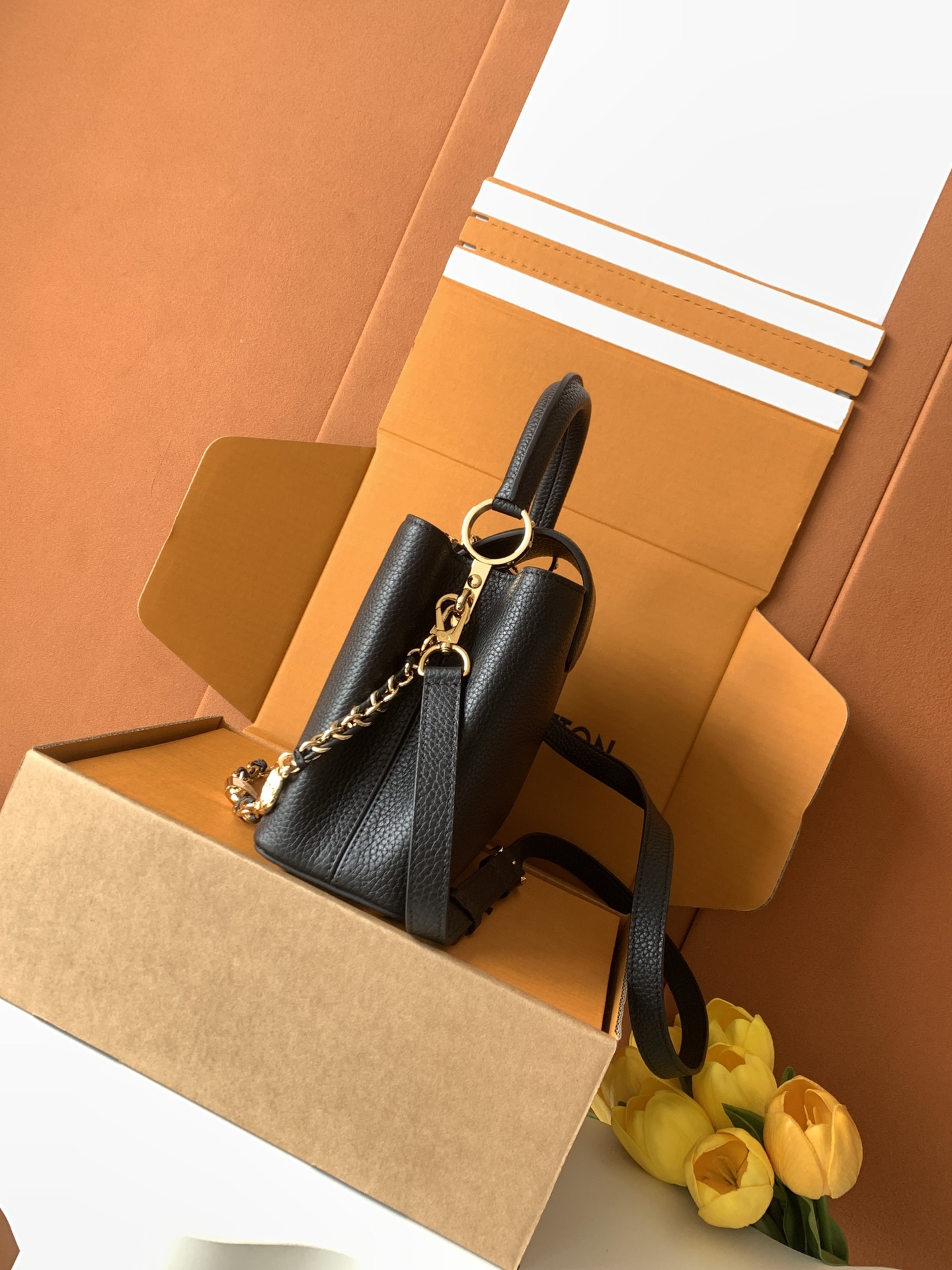 LOUIS VUITTON 路易威登 LV Capucines BB 可拆卸肩带 LV牛皮革 斜挎包 单肩包 双肩包 水桶 手提包 黑色  M23950 M23951