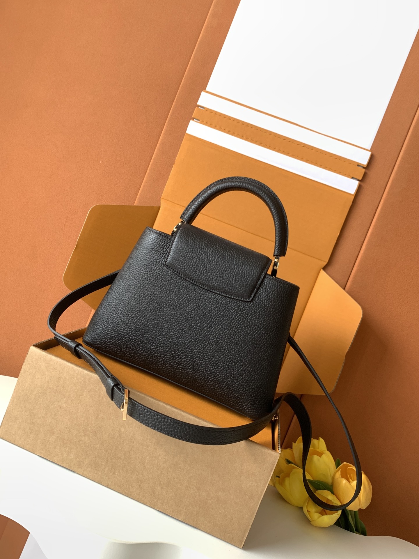 LOUIS VUITTON 路易威登 LV Capucines BB 可拆卸肩带 LV牛皮革 斜挎包 单肩包 双肩包 水桶 手提包 黑色  M23950 M23951