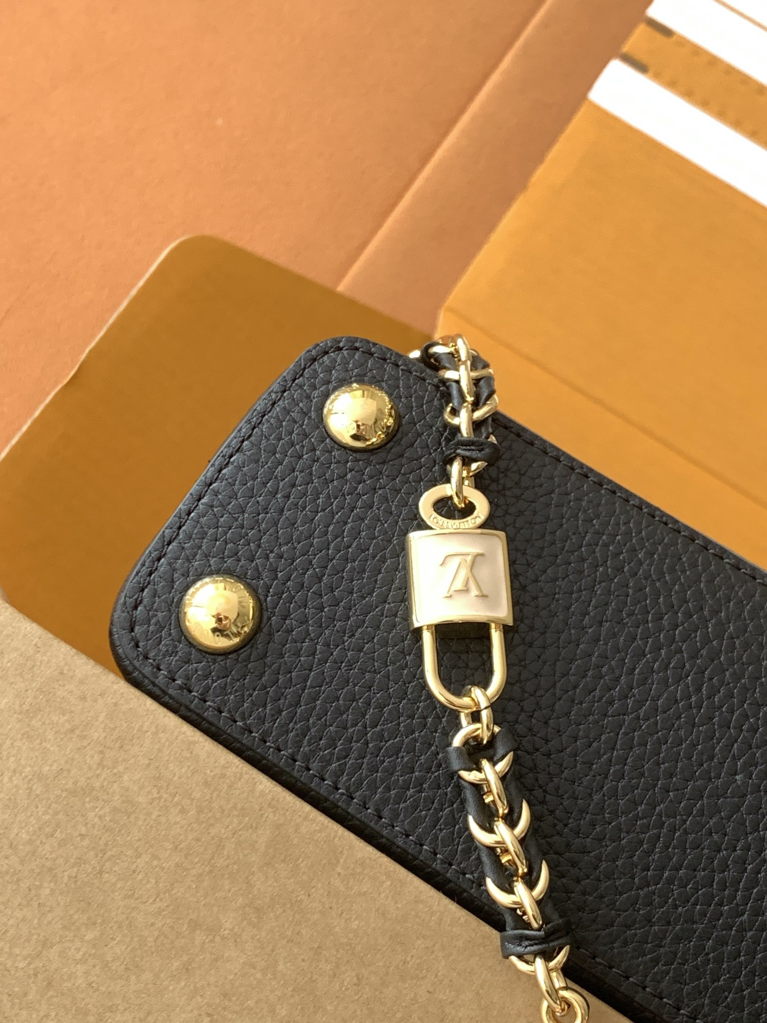 LOUIS VUITTON 路易威登 LV Capucines BB 可拆卸肩带 LV牛皮革 斜挎包 单肩包 双肩包 水桶 手提包 黑色  M23950 M23951