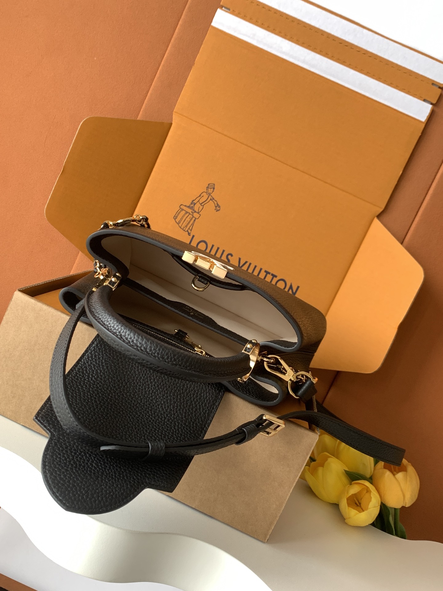 LOUIS VUITTON 路易威登 LV Capucines BB 可拆卸肩带 LV牛皮革 斜挎包 单肩包 双肩包 水桶 手提包 黑色  M23950 M23951