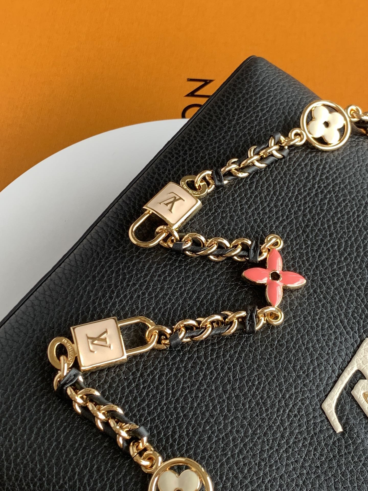 LOUIS VUITTON 路易威登 LV Capucines BB 可拆卸肩带 LV牛皮革 斜挎包 单肩包 双肩包 水桶 手提包 黑色  M23950 M23951