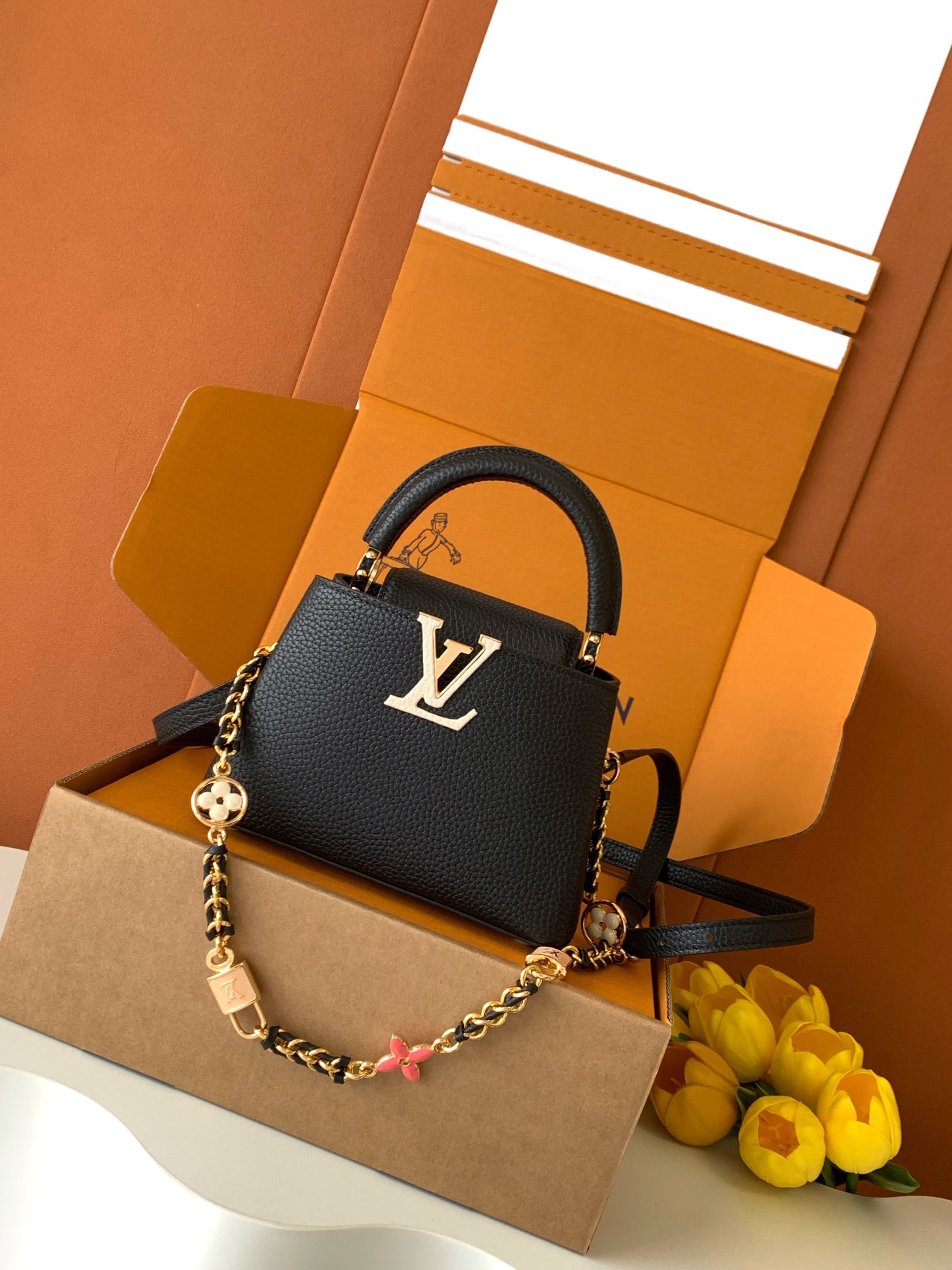 LOUIS VUITTON 路易威登 LV Capucines BB 可拆卸肩带 LV牛皮革 斜挎包 单肩包 双肩包 水桶 手提包 黑色  M23950 M23951