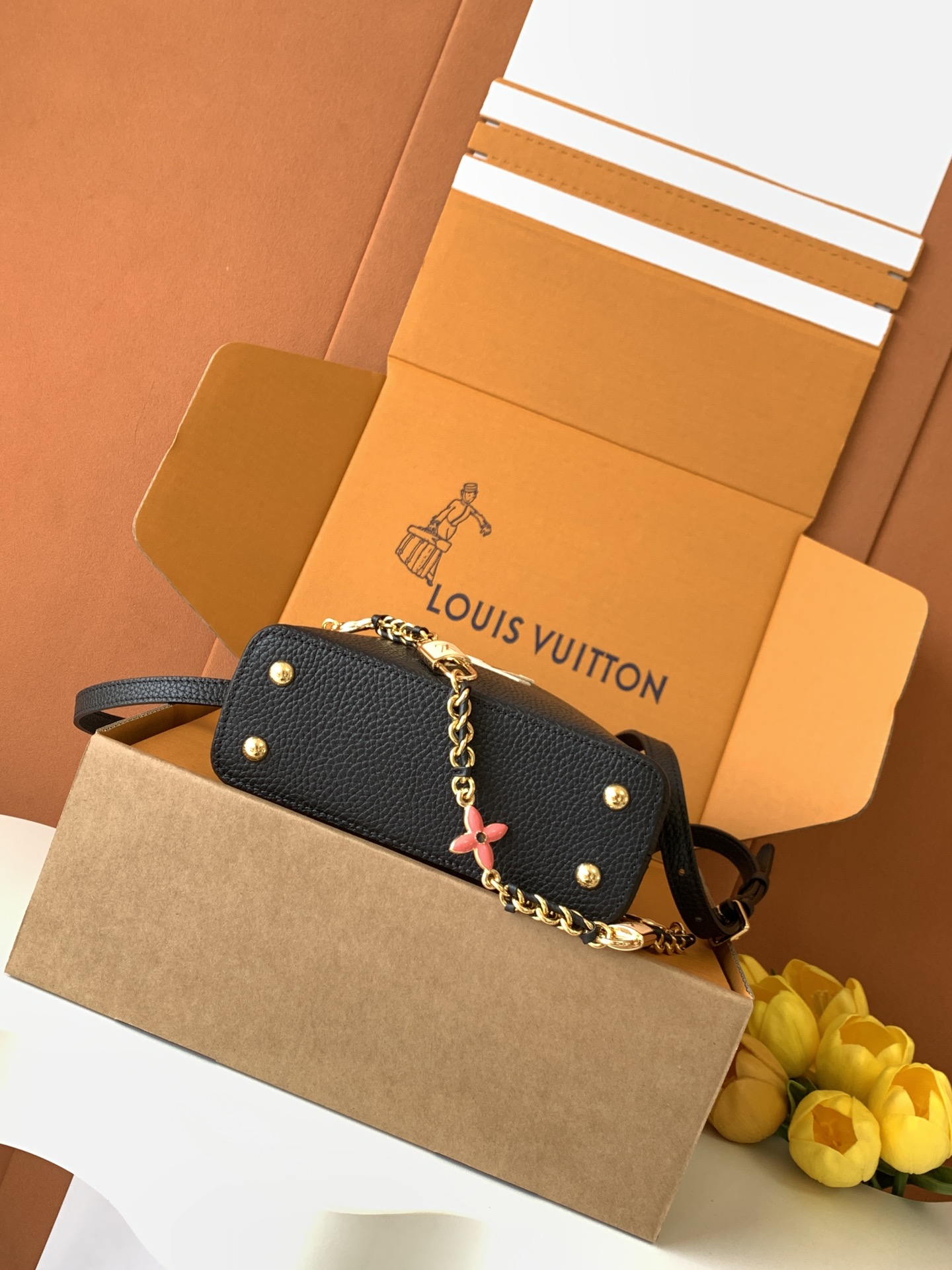 LOUIS VUITTON 路易威登 LV Capucines BB 可拆卸肩带 LV牛皮革 斜挎包 单肩包 双肩包 水桶 手提包 黑色  M23950 M23951