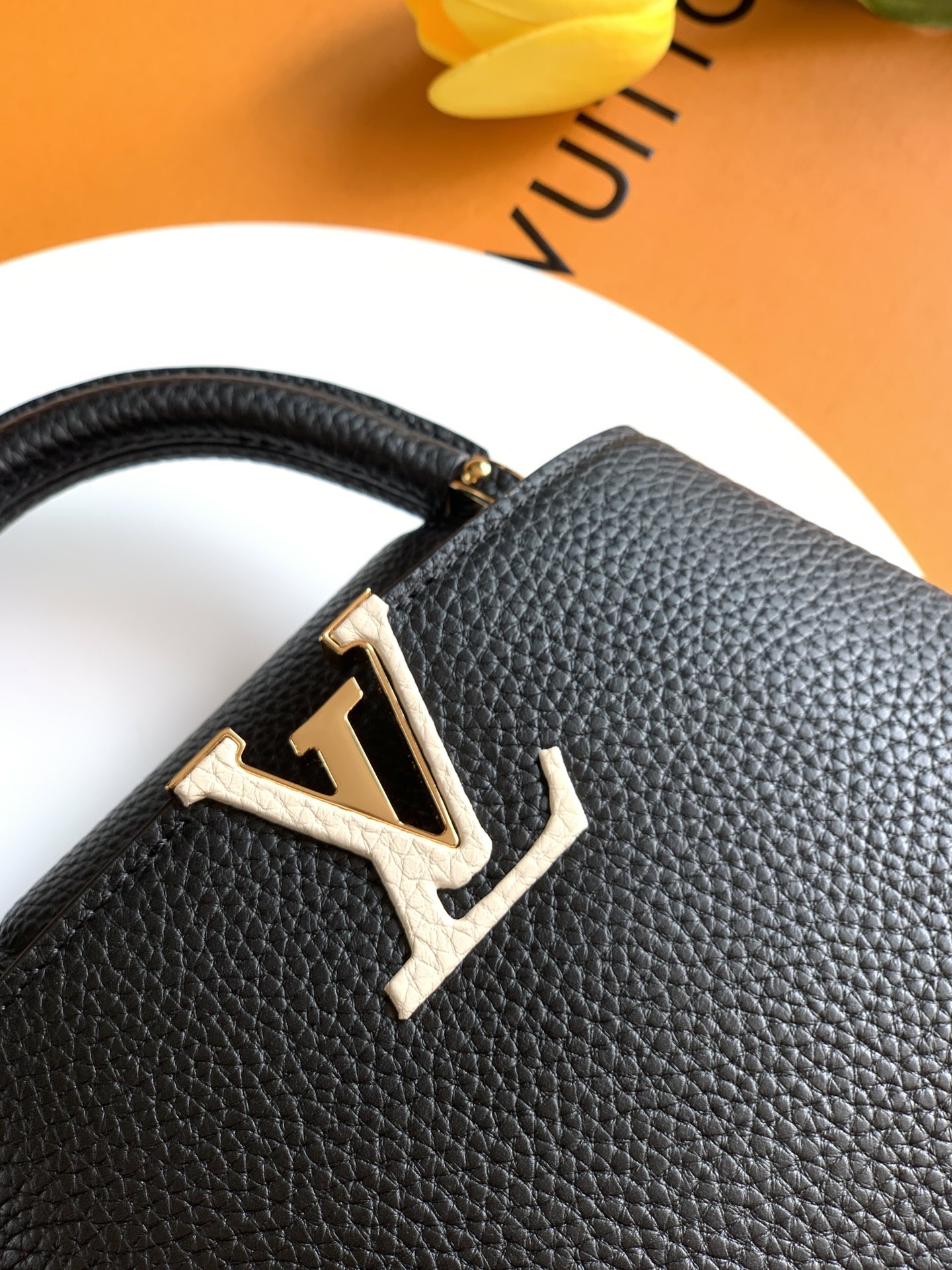 LOUIS VUITTON 路易威登 LV Capucines BB 可拆卸肩带 LV牛皮革 斜挎包 单肩包 双肩包 水桶 手提包 黑色  M23950 M23951