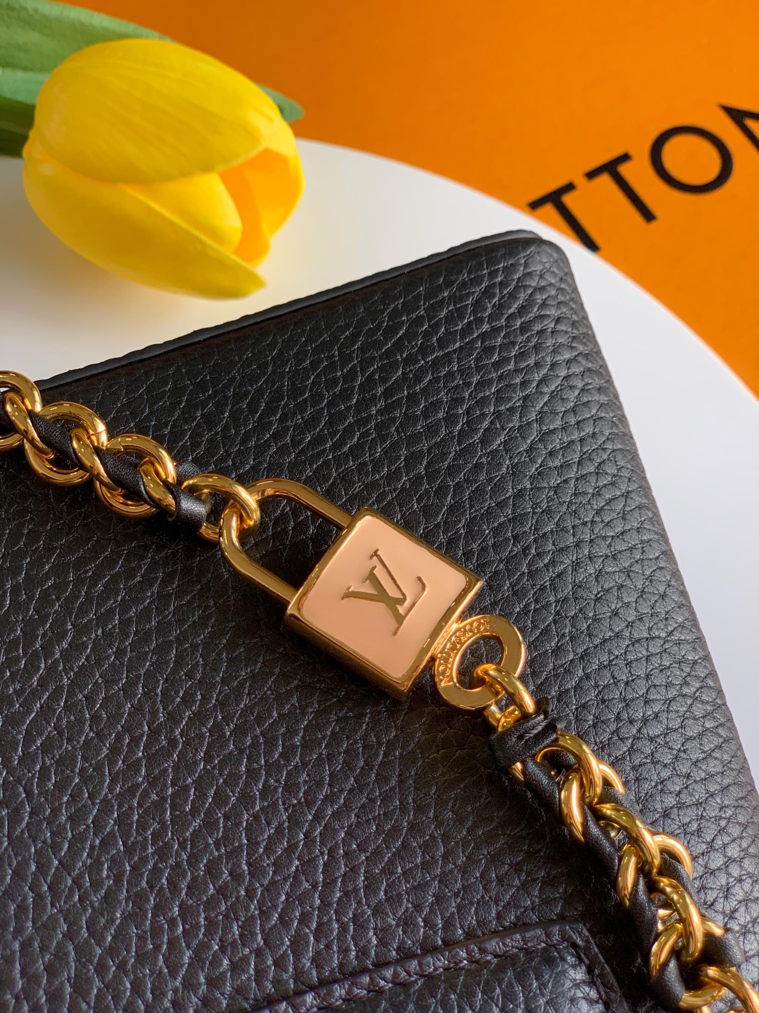 LOUIS VUITTON 路易威登 LV Capucines BB 可拆卸肩带 LV牛皮革 斜挎包 单肩包 双肩包 水桶 手提包 黑色  M23950 M23951