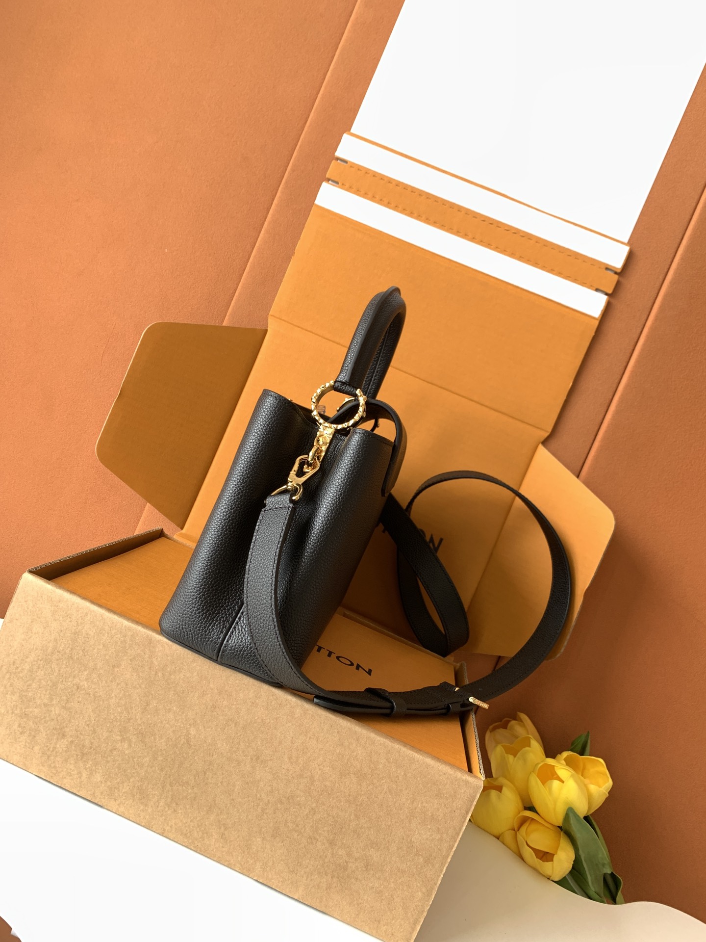 芯片 LOUIS VUITTON 路易威登 LV Capucines MM 可拆卸肩带 LV牛皮革 斜挎包 单肩包 双肩包 水桶 手提包 黑色  M24664