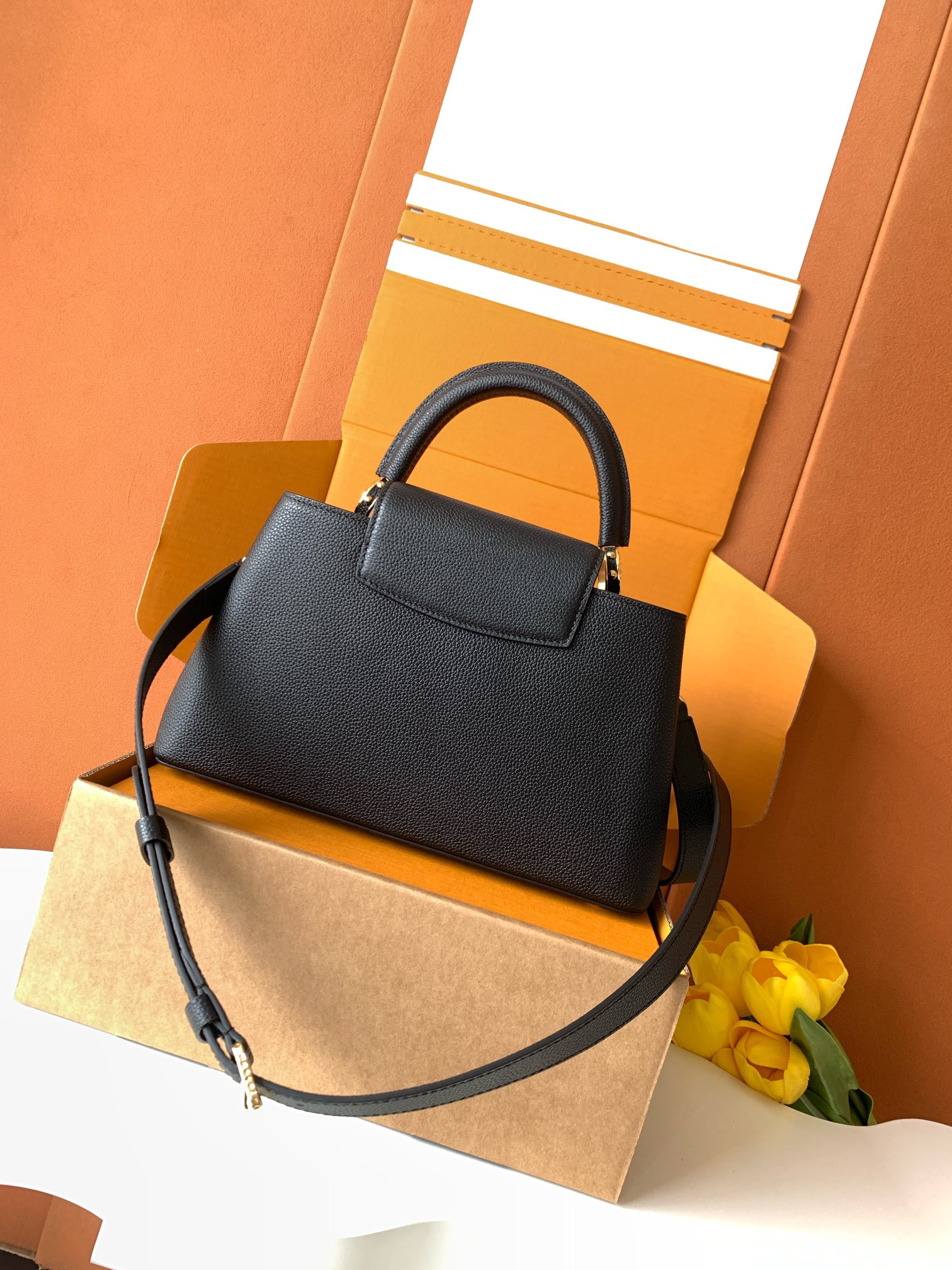 芯片 LOUIS VUITTON 路易威登 LV Capucines MM 可拆卸肩带 LV牛皮革 斜挎包 单肩包 双肩包 水桶 手提包 黑色  M24664