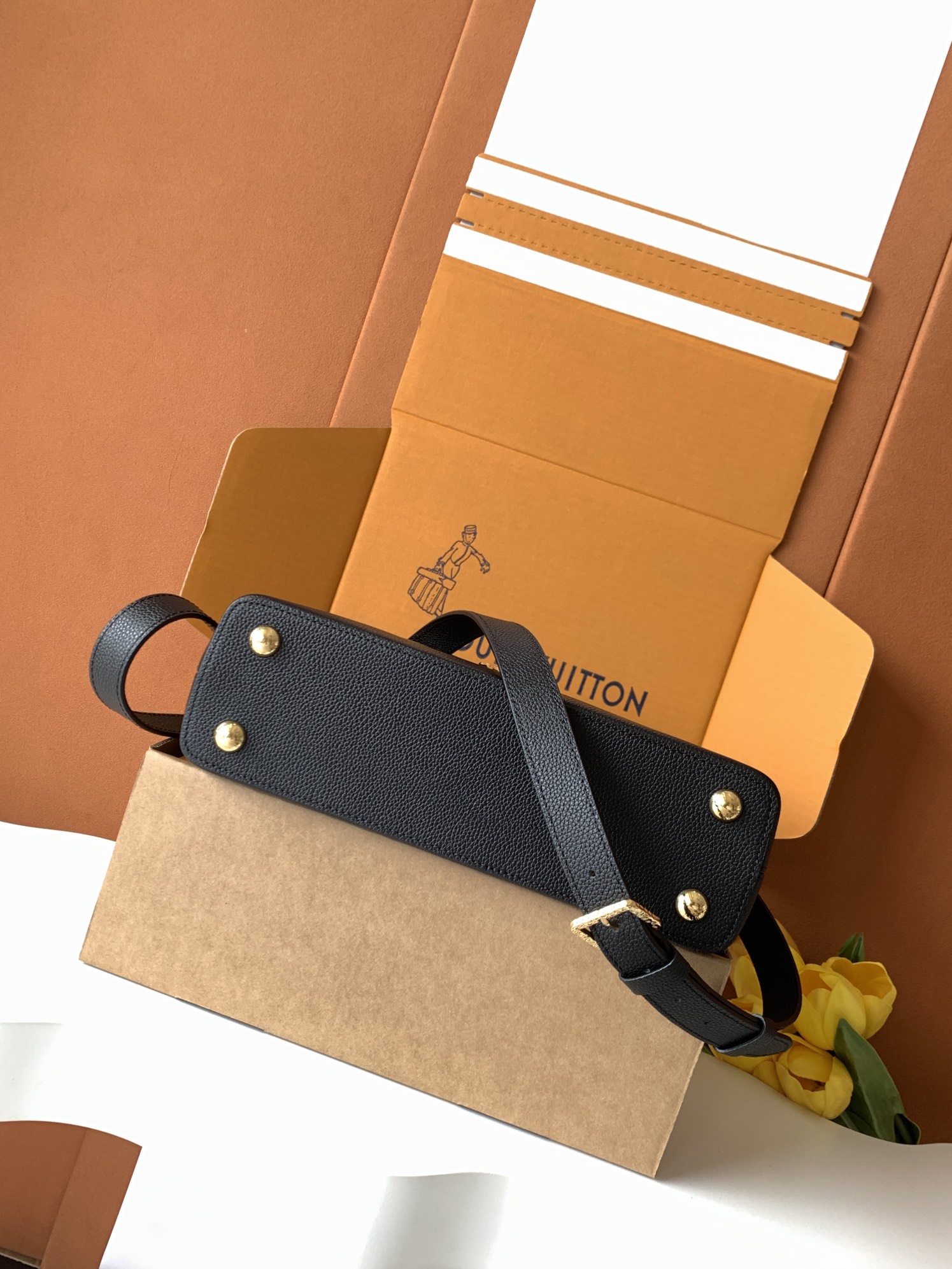 芯片 LOUIS VUITTON 路易威登 LV Capucines MM 可拆卸肩带 LV牛皮革 斜挎包 单肩包 双肩包 水桶 手提包 黑色  M24664