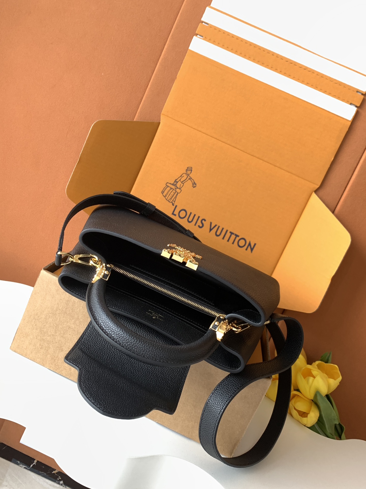 芯片 LOUIS VUITTON 路易威登 LV Capucines MM 可拆卸肩带 LV牛皮革 斜挎包 单肩包 双肩包 水桶 手提包 黑色  M24664