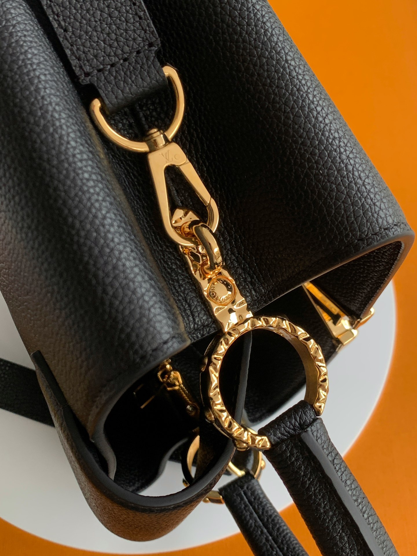 芯片 LOUIS VUITTON 路易威登 LV Capucines MM 可拆卸肩带 LV牛皮革 斜挎包 单肩包 双肩包 水桶 手提包 黑色  M24664