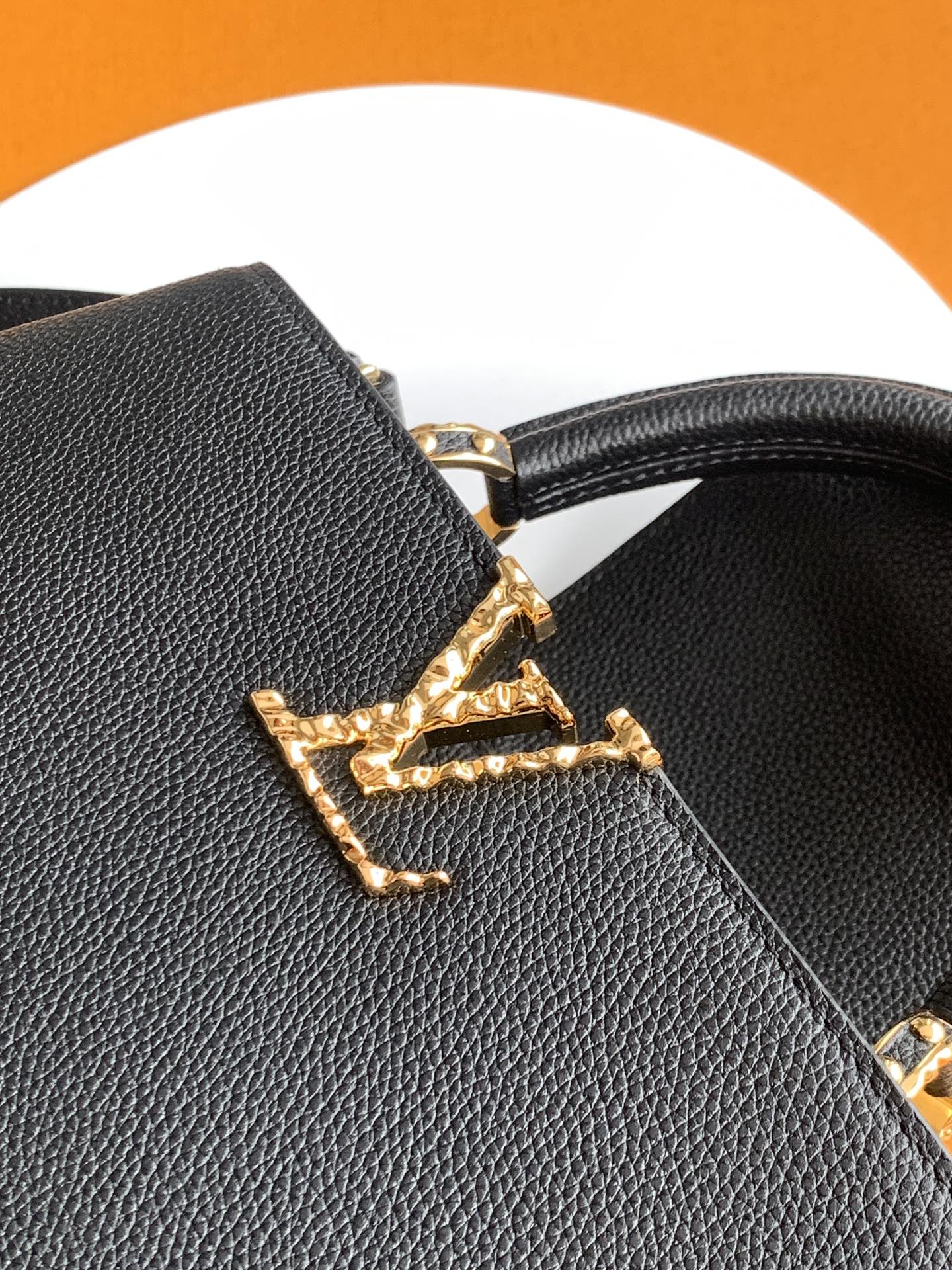 芯片 LOUIS VUITTON 路易威登 LV Capucines MM 可拆卸肩带 LV牛皮革 斜挎包 单肩包 双肩包 水桶 手提包 黑色  M24664