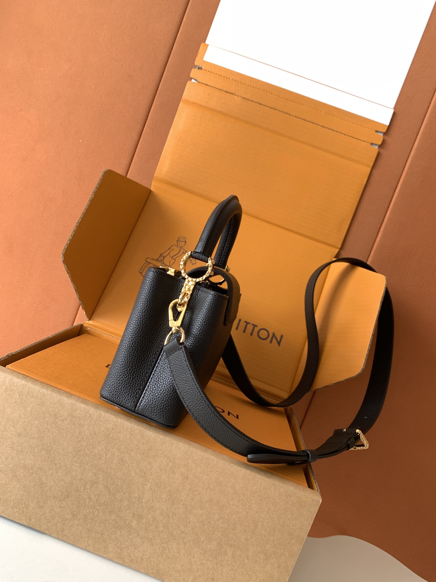 芯片 LOUIS VUITTON 路易威登 LV Capucines MM 可拆卸肩带 LV牛皮革 斜挎包 单肩包 双肩包 水桶 手提包 黑色  M24671