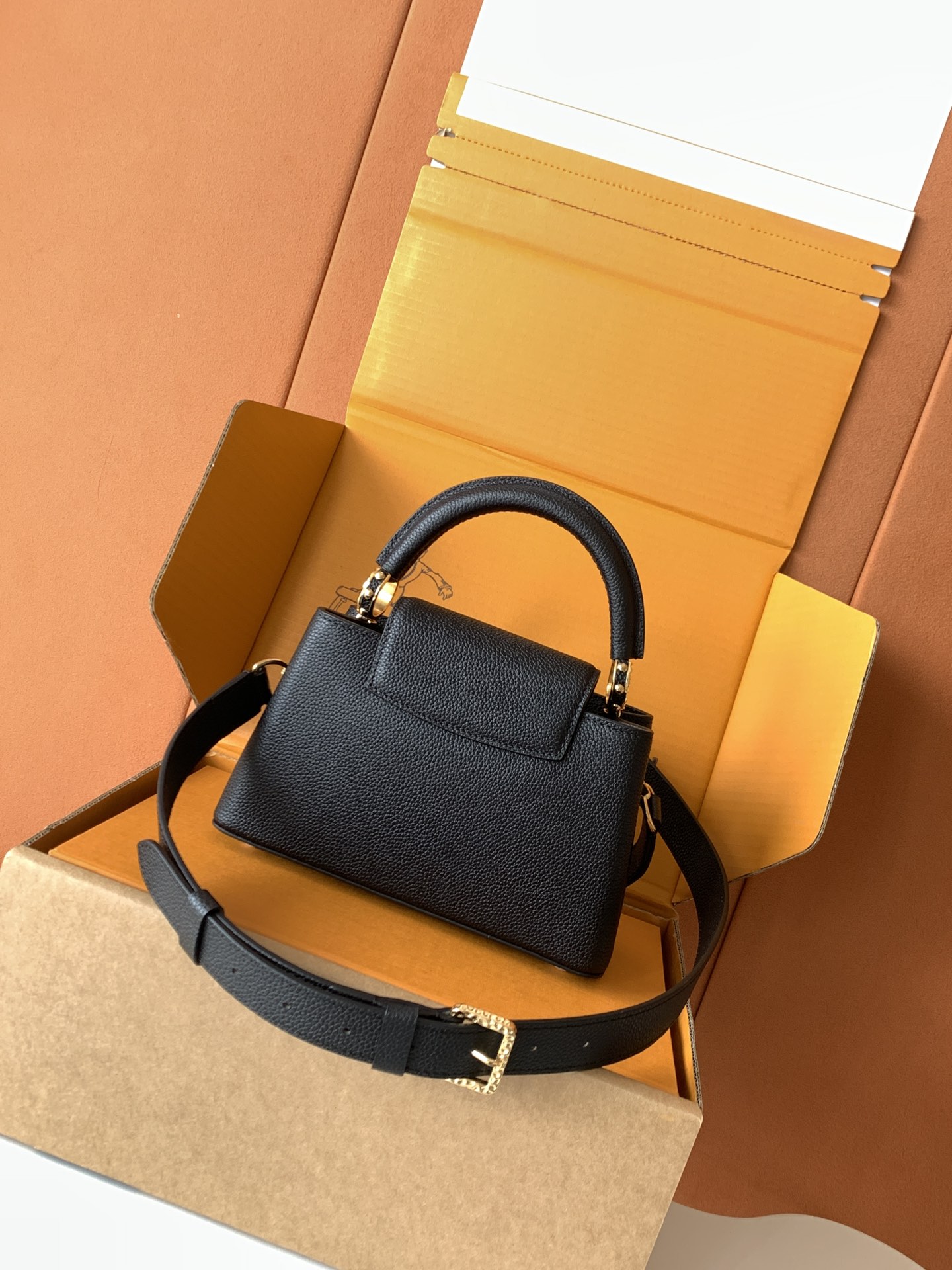 芯片 LOUIS VUITTON 路易威登 LV Capucines MM 可拆卸肩带 LV牛皮革 斜挎包 单肩包 双肩包 水桶 手提包 黑色  M24671