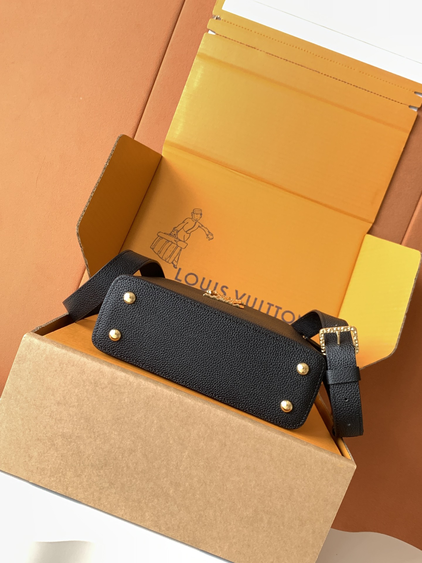 芯片 LOUIS VUITTON 路易威登 LV Capucines MM 可拆卸肩带 LV牛皮革 斜挎包 单肩包 双肩包 水桶 手提包 黑色  M24671