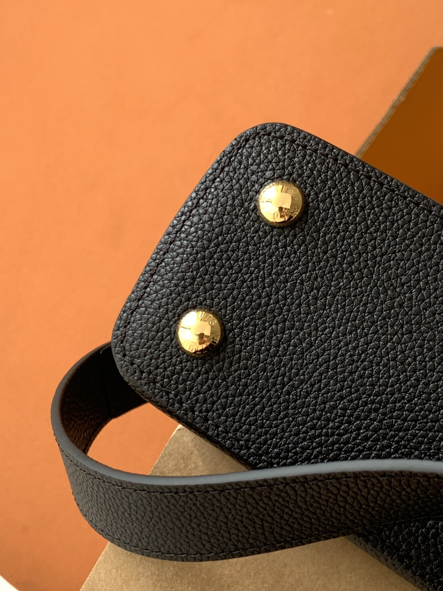 芯片 LOUIS VUITTON 路易威登 LV Capucines MM 可拆卸肩带 LV牛皮革 斜挎包 单肩包 双肩包 水桶 手提包 黑色  M24671