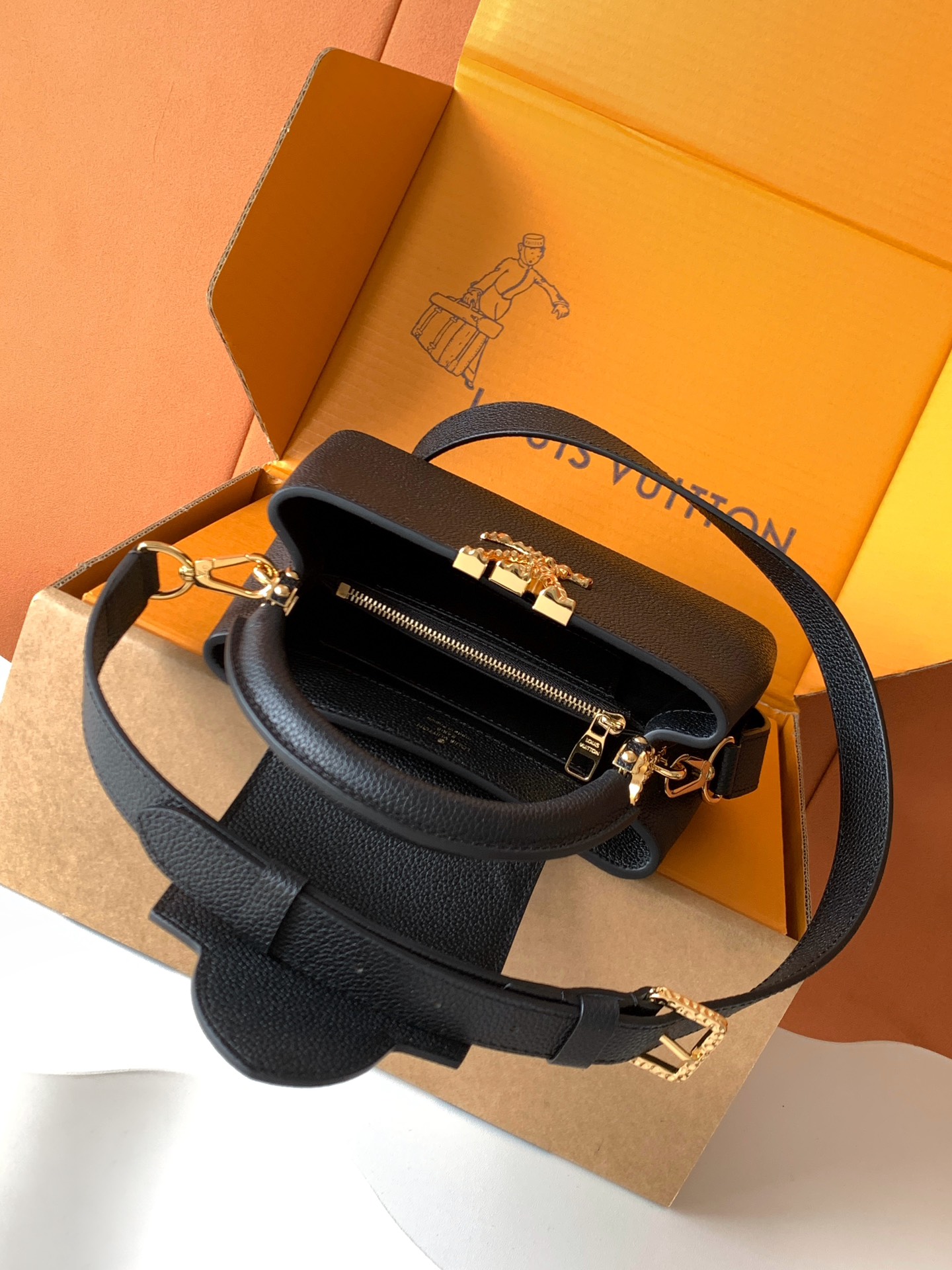 芯片 LOUIS VUITTON 路易威登 LV Capucines MM 可拆卸肩带 LV牛皮革 斜挎包 单肩包 双肩包 水桶 手提包 黑色  M24671