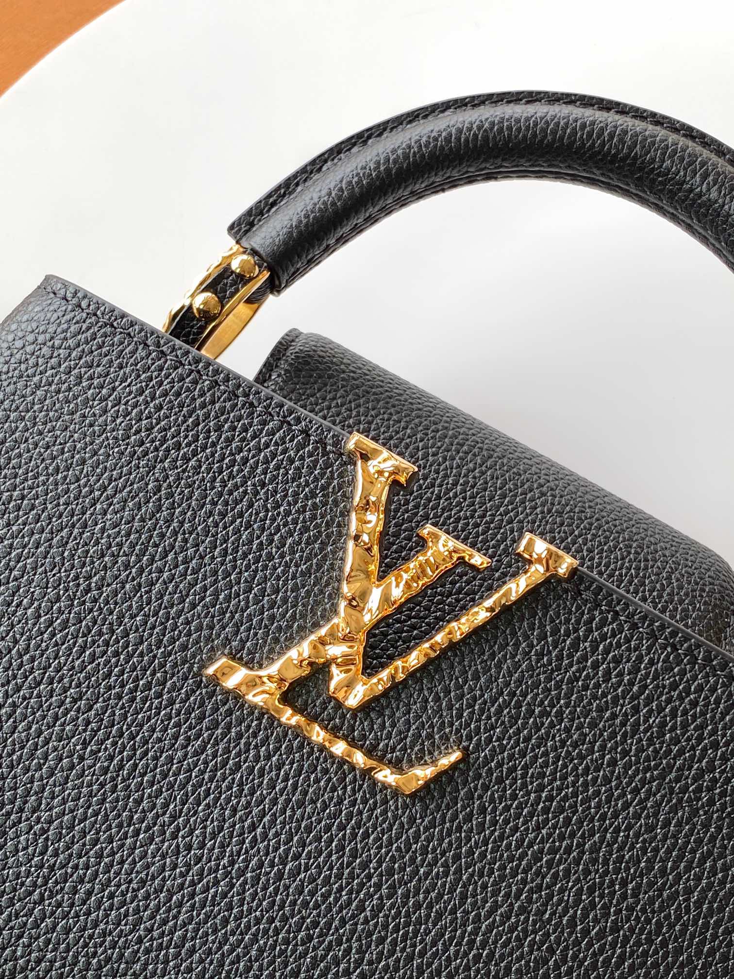 芯片 LOUIS VUITTON 路易威登 LV Capucines MM 可拆卸肩带 LV牛皮革 斜挎包 单肩包 双肩包 水桶 手提包 黑色  M24671