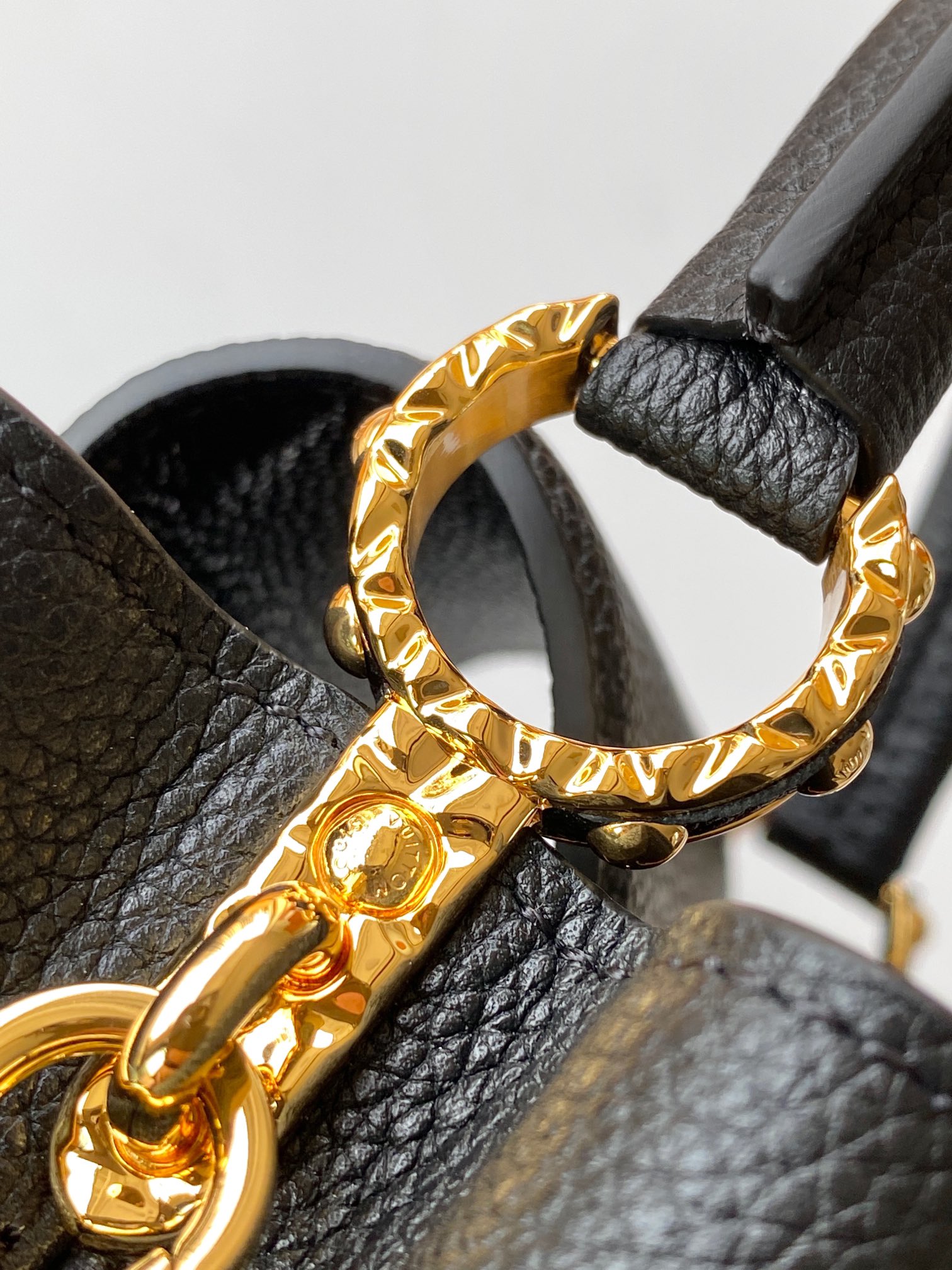 芯片 LOUIS VUITTON 路易威登 LV Capucines MM 可拆卸肩带 LV牛皮革 斜挎包 单肩包 双肩包 水桶 手提包 黑色  M24671