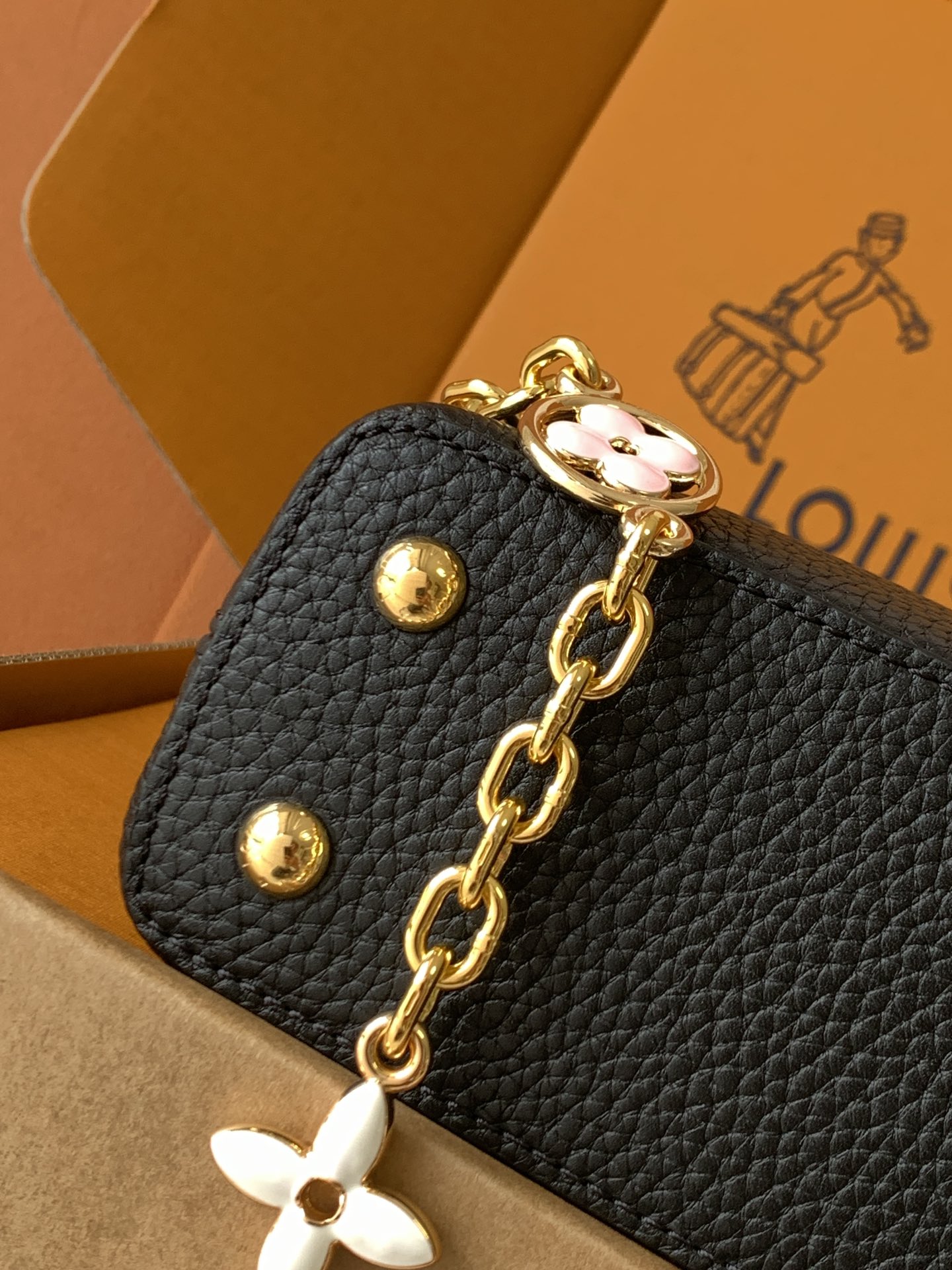 芯片 LOUIS VUITTON 路易威登 LV Capucines 珐琅 可拆卸肩带 LV牛皮革 斜挎包 单肩包 双肩包 水桶 手提包 黑色 M48865