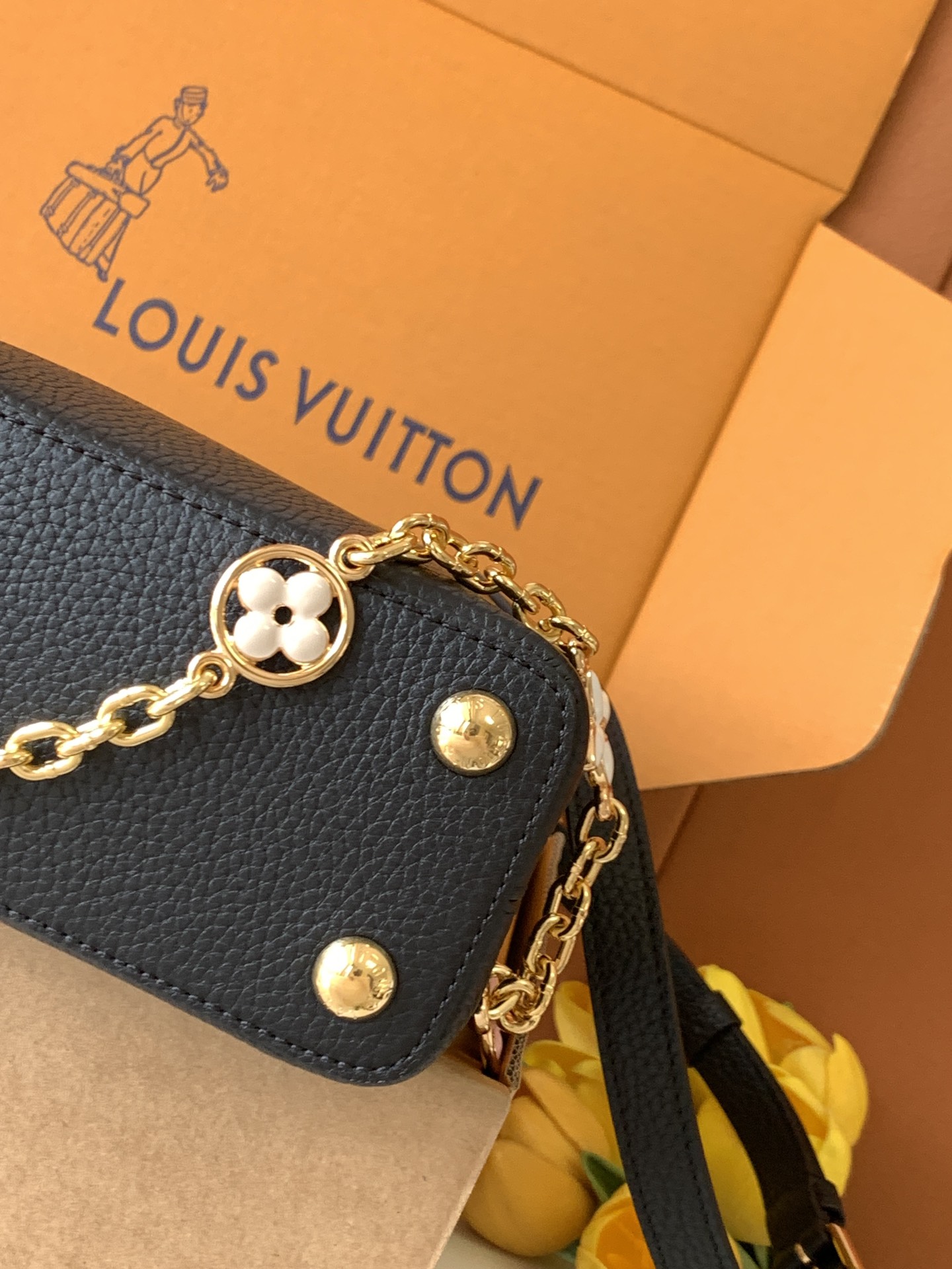芯片 LOUIS VUITTON 路易威登 LV Capucines 可拆卸肩带 LV牛皮革 斜挎包 单肩包 双肩包 水桶 手提包 黑色 M48865