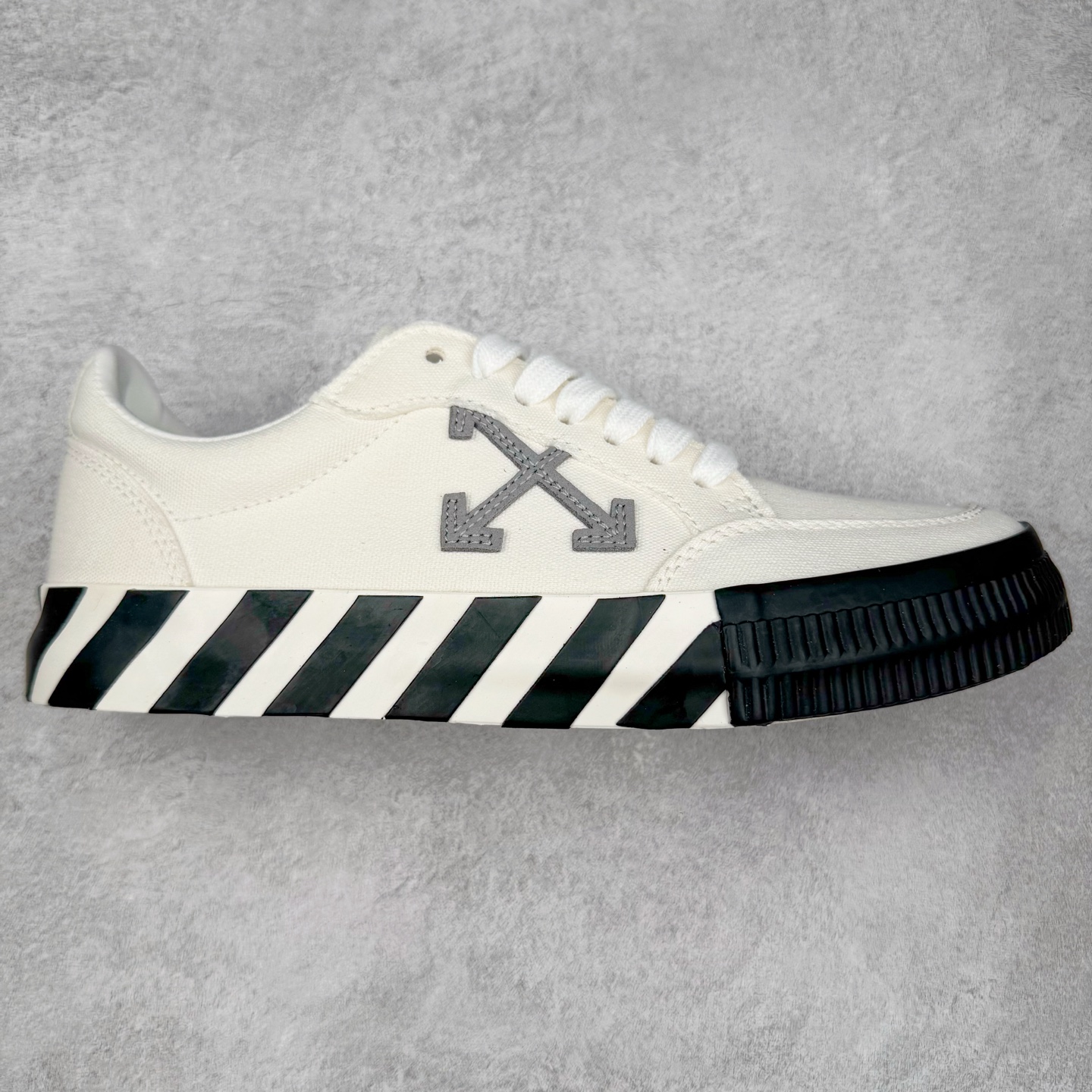 OFF-WHITE ulcanized 织物 低筒 系带圆头 时尚板鞋 男款 女款 白灰 OMIA085S23LEA0050145