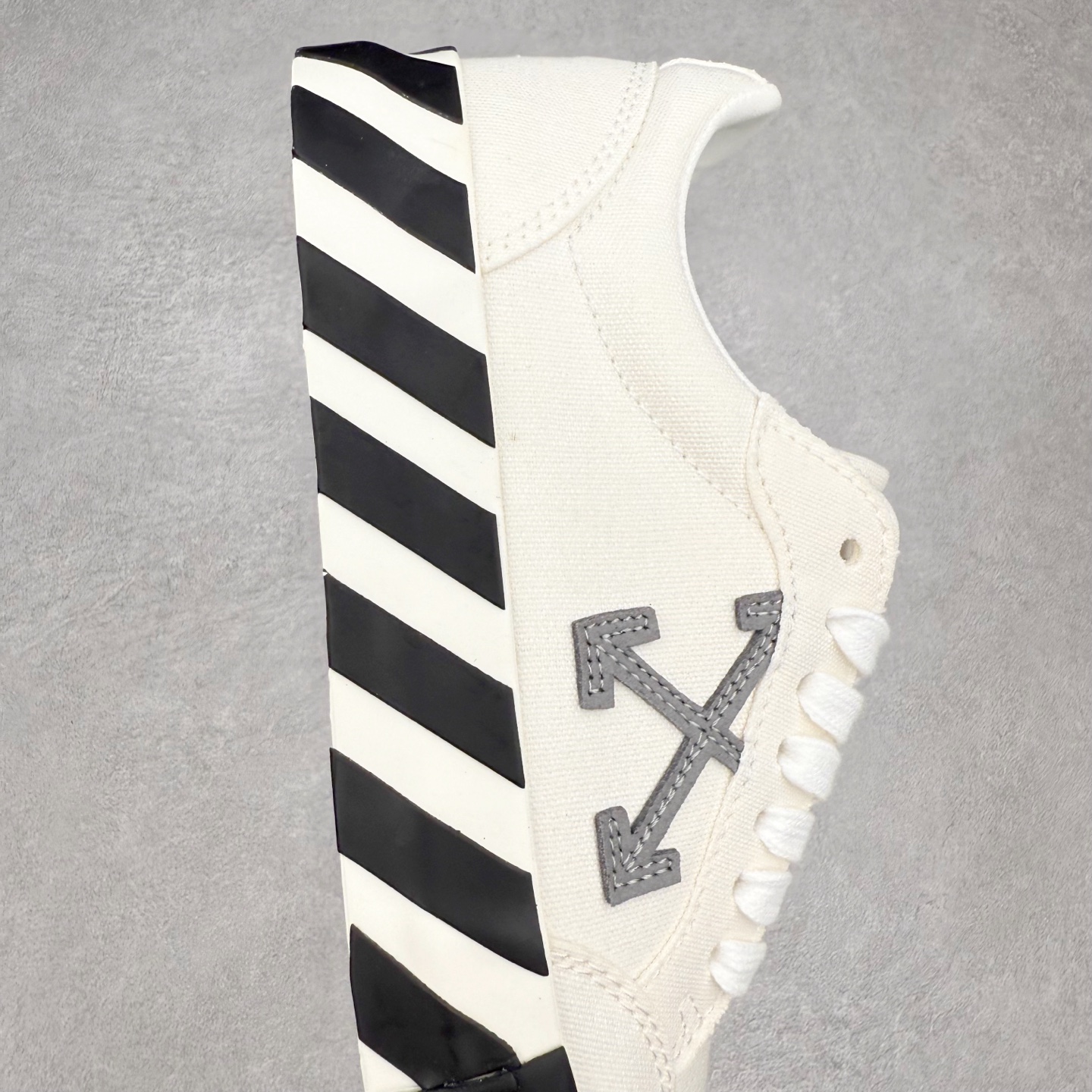 OFF-WHITE ulcanized 织物 低筒 系带圆头 时尚板鞋 男款 女款 白灰 OMIA085S23LEA0050145