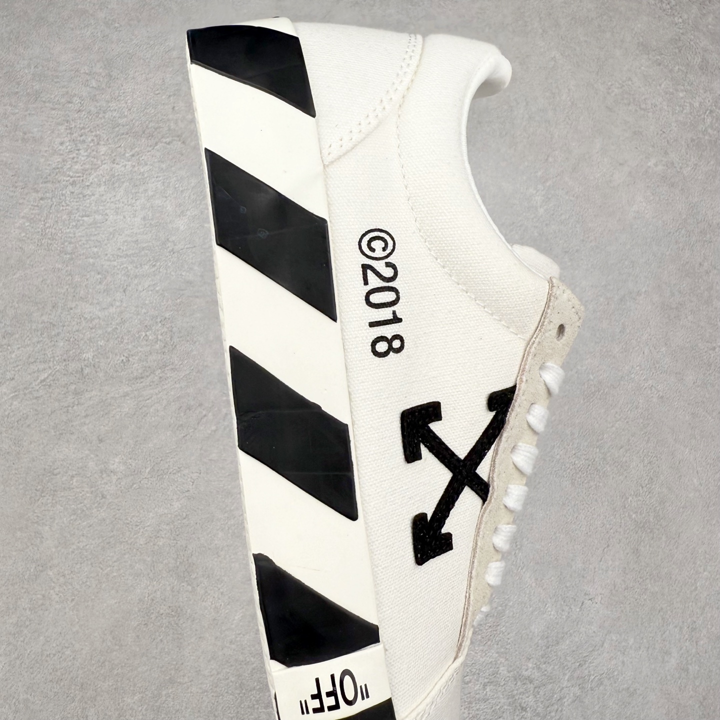 OFF-WHITE ulcanized 织物 低筒 系带圆头 时尚板鞋 男款 女款 黑白OMIA085S22LEA0010146