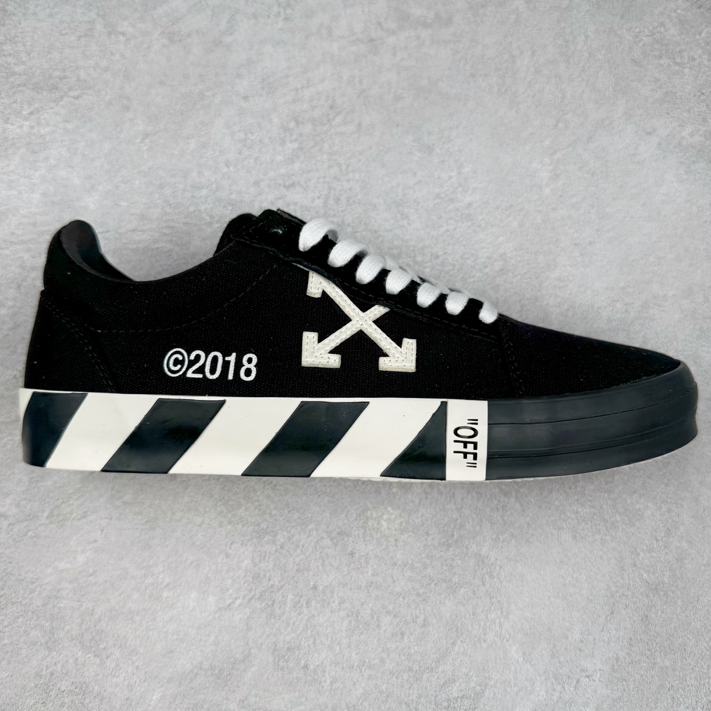 OFF-WHITE ulcanized 织物 低筒 系带圆头 时尚板鞋 男款 女款 黑 OMIA085E183510011000