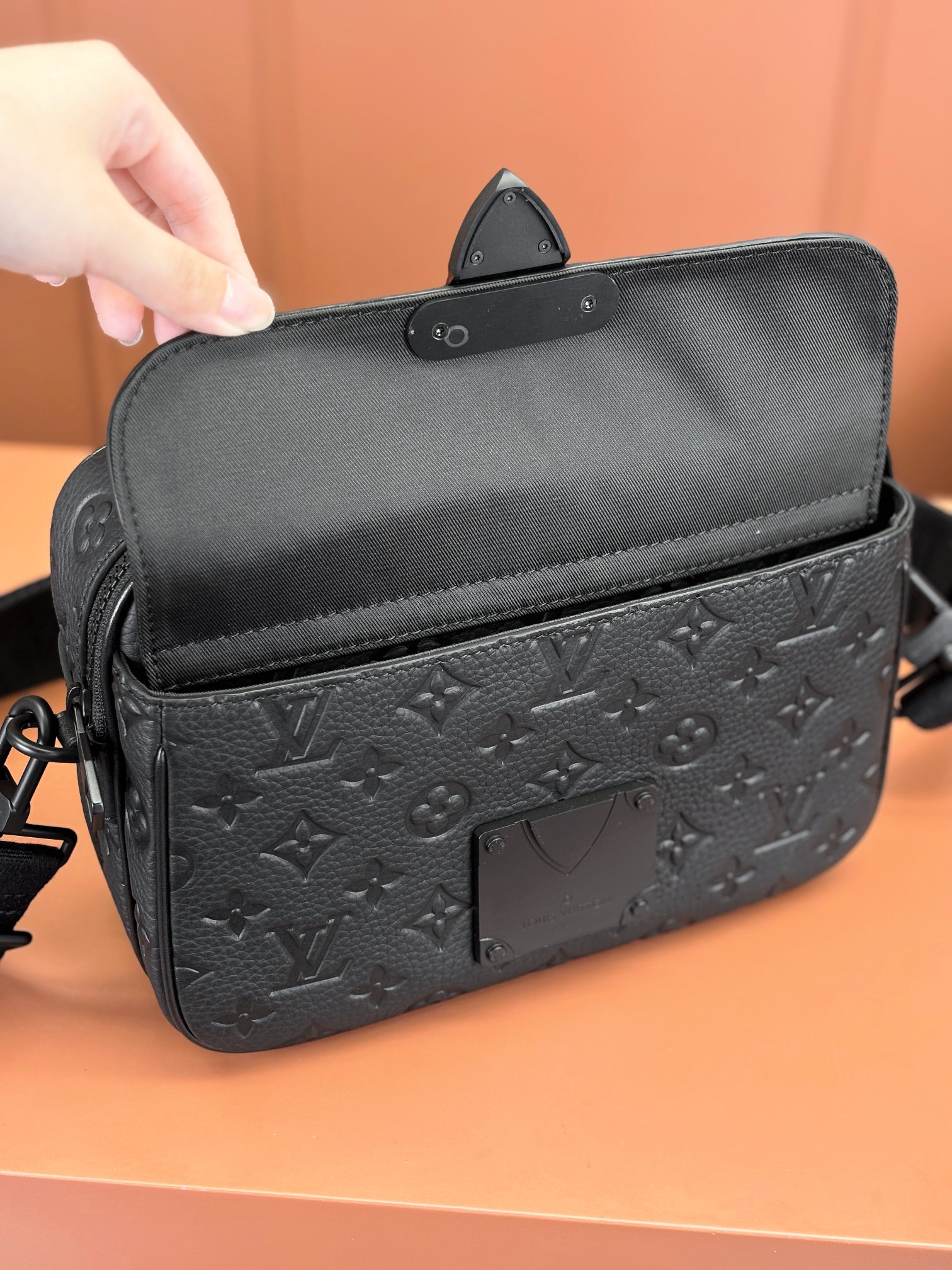 芯片 原厂皮 LOUIS VUITTON S-Lock Messenger 经典老花压纹 皮革 邮差包 手提包 单肩包 斜挎包 黑色 M58489