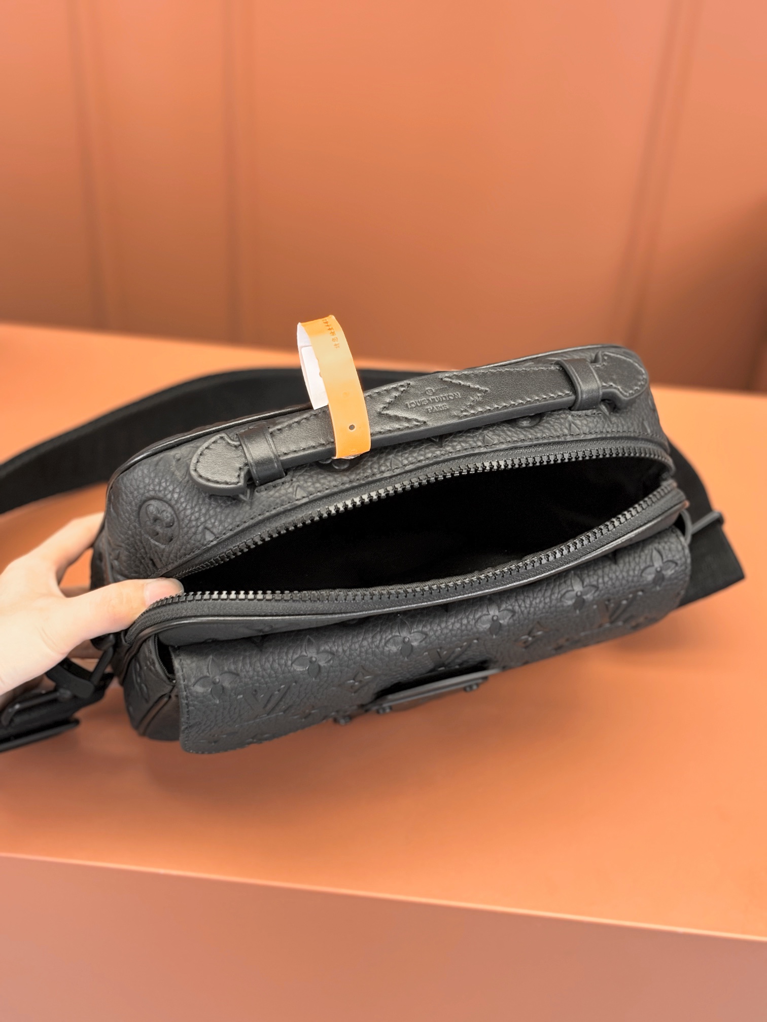 芯片 原厂皮 LOUIS VUITTON S-Lock Messenger 经典老花压纹 皮革 邮差包 手提包 单肩包 斜挎包 黑色 M58489