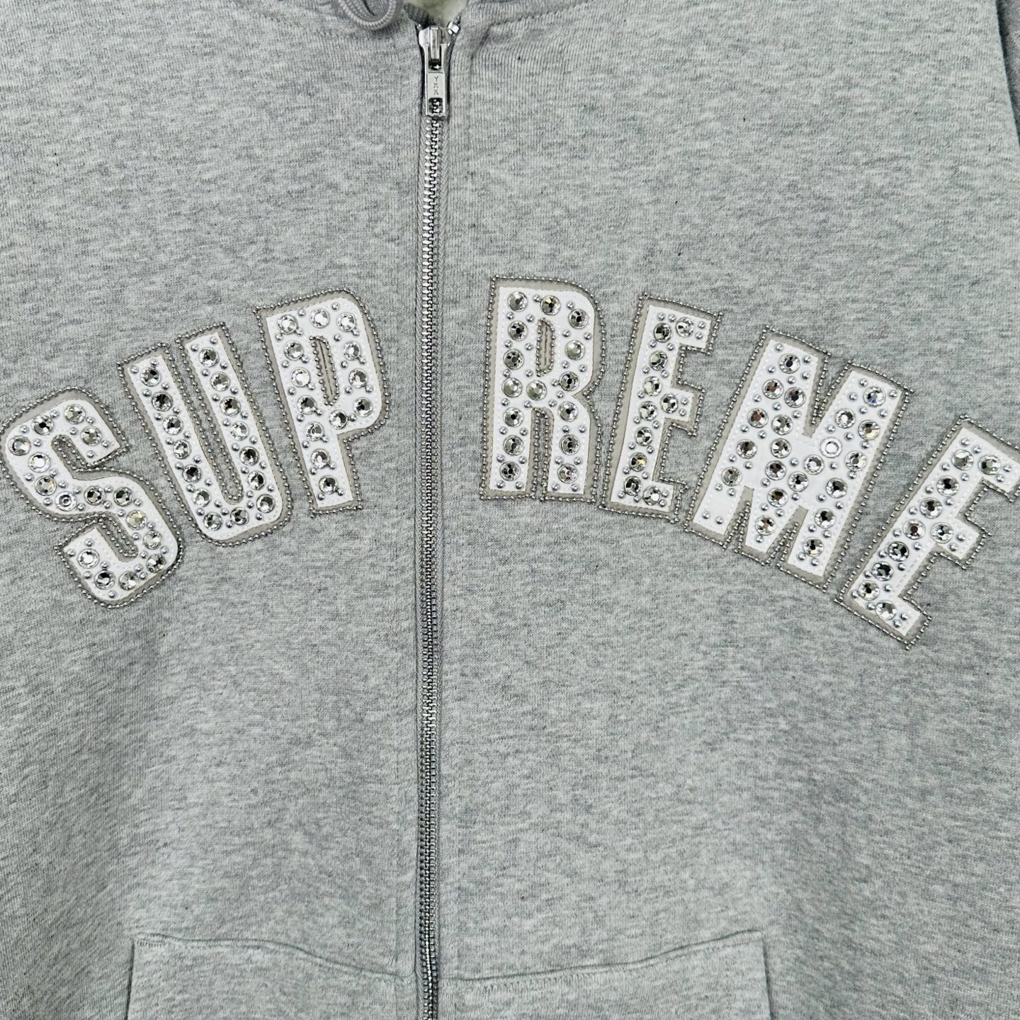SupremexB.B.SIMON 联名款 SS25 WEEK10 Zip Up HoodedSweatshirt 胸前闪钻logo拉链开合连帽美式潮流卫衣 男女同款 SUP-SS25-054