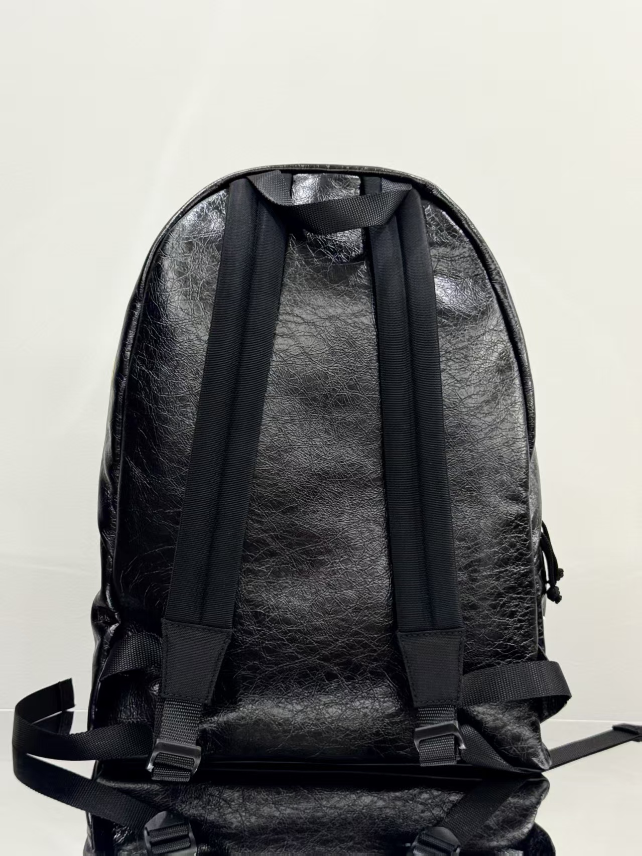 Balenciag 巴黎世家 Explorer 品牌徽标印花 小羊皮  双肩包  男女同款  黑色  5032212AB531084