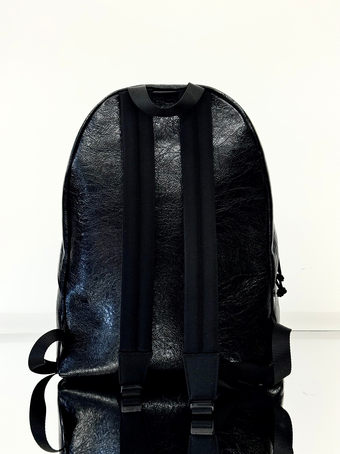 Balenciag 巴黎世家 Explorer 品牌徽标印花 小羊皮  双肩包  男女同款  黑色 5032211VG071000