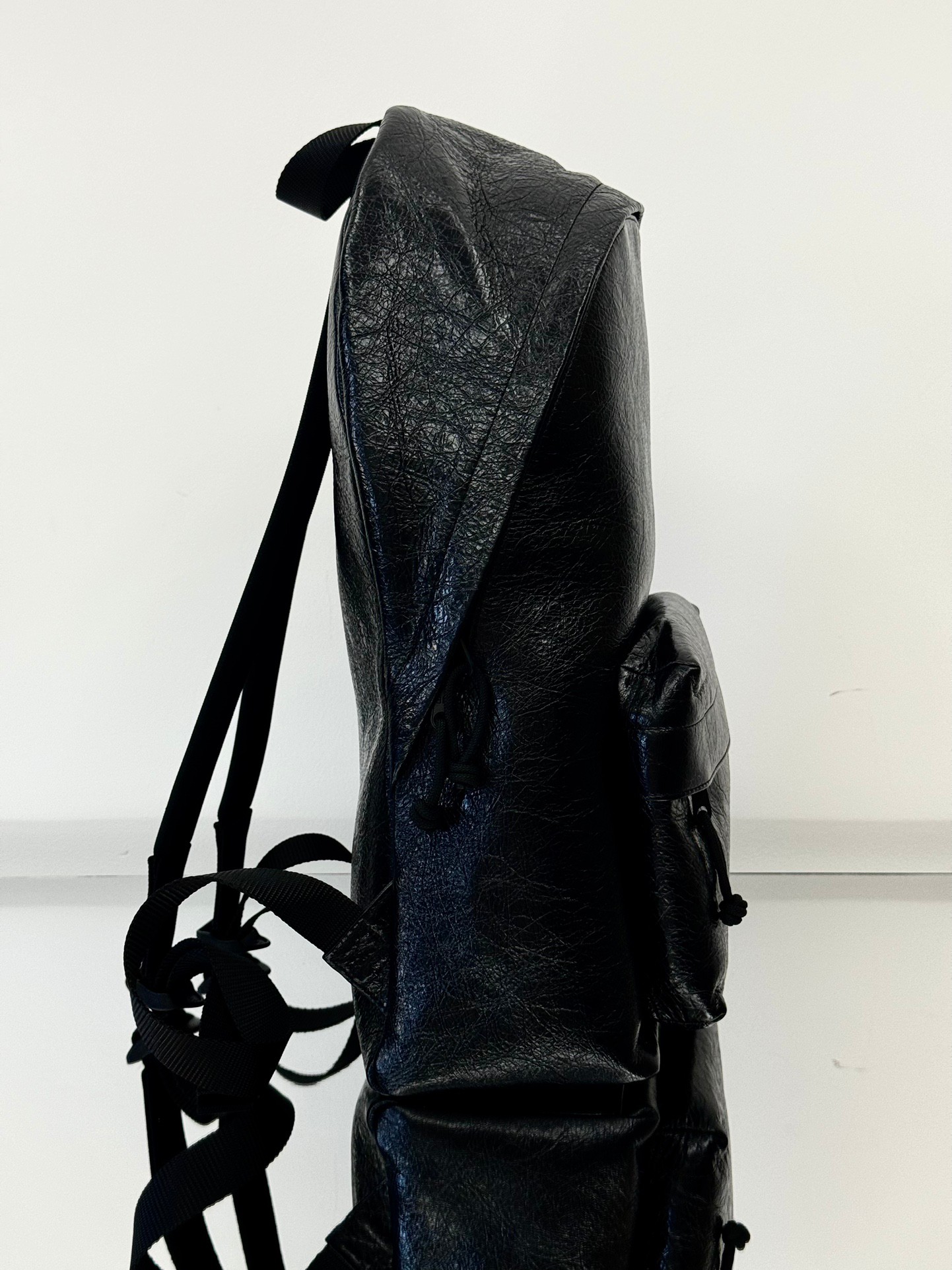 Balenciag 巴黎世家 Explorer 品牌徽标印花 小羊皮  双肩包  男女同款  黑色 5032211VG071000