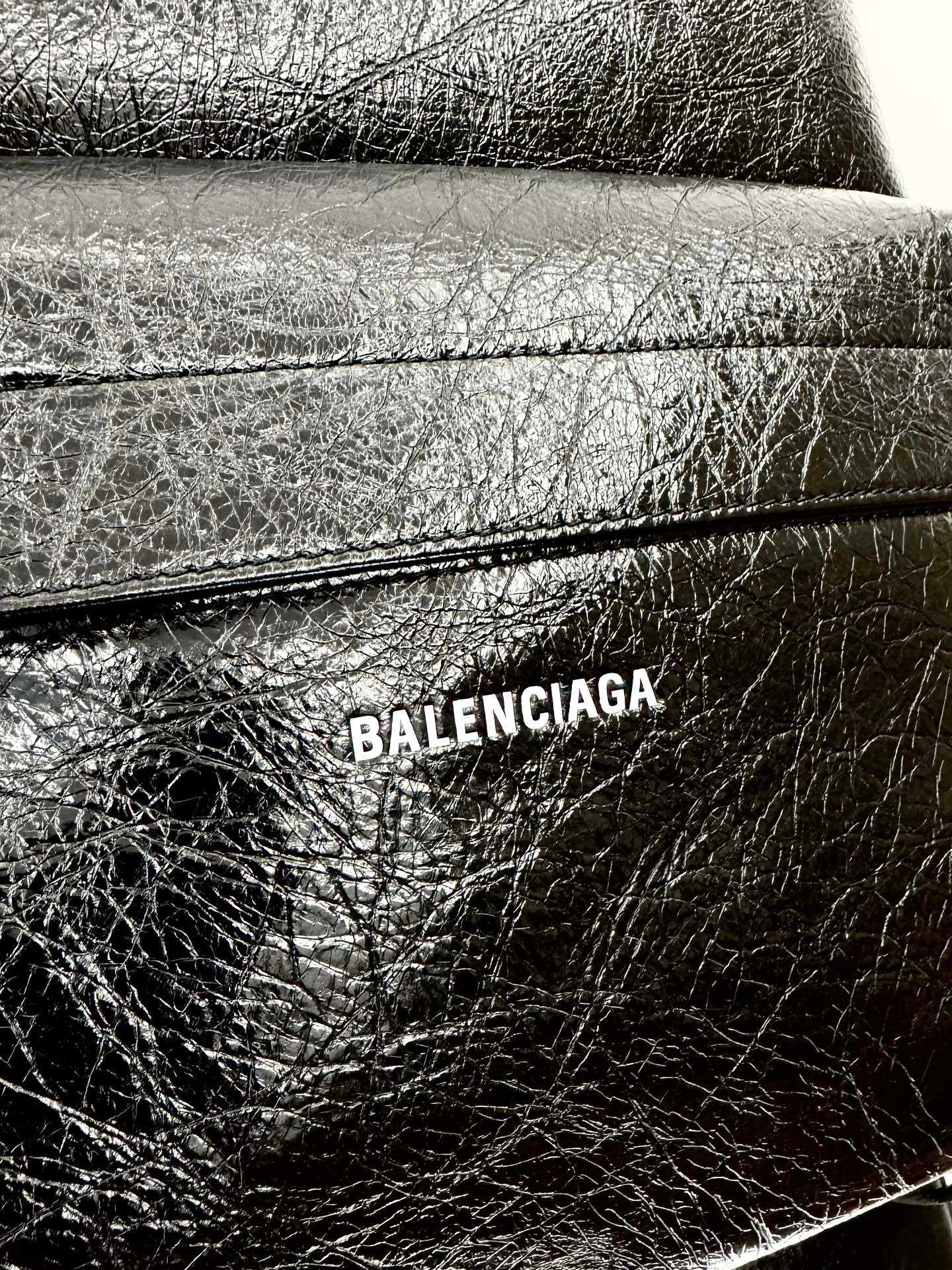 Balenciag 巴黎世家 Explorer 品牌徽标印花 小羊皮  双肩包  男女同款  黑色 5032211VG071000