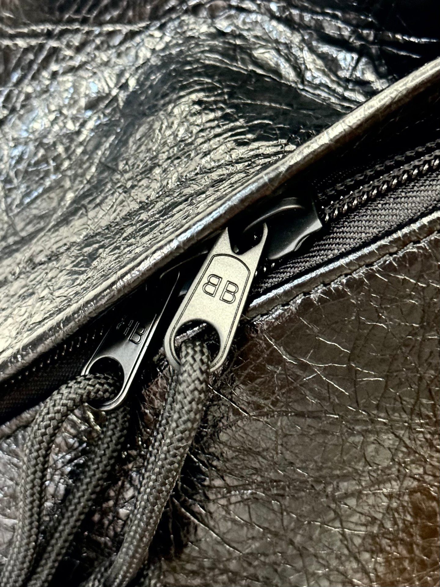 Balenciag 巴黎世家 Explorer 品牌徽标印花 小羊皮  双肩包  男女同款  黑色 5032211VG071000